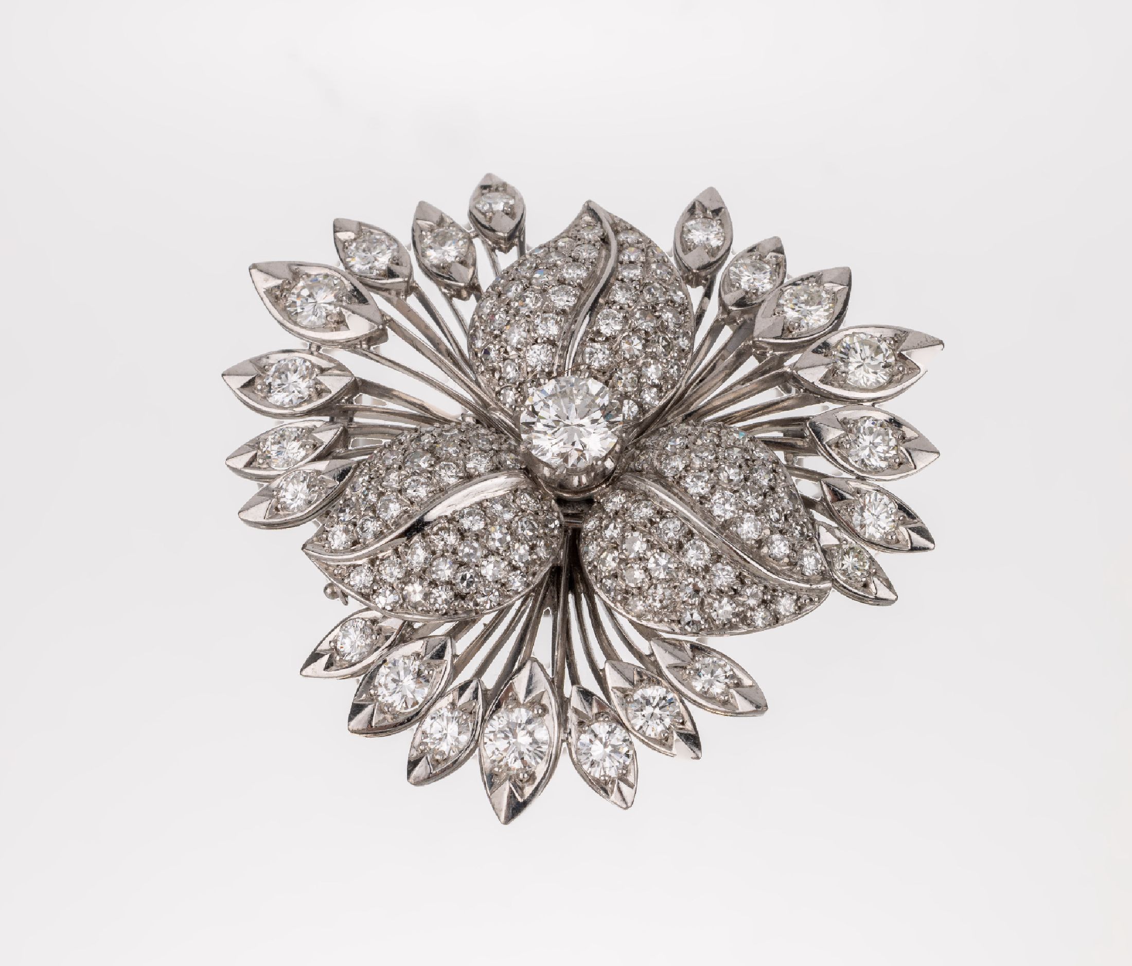 Detail g: 18 kt Gold Diamant-Verwandlungsbrosche "Blume", WG 750/000, gepr., Brillant als Mittelstein ca. 1.0 ct Weiß/vs, Blütenblätter ...
