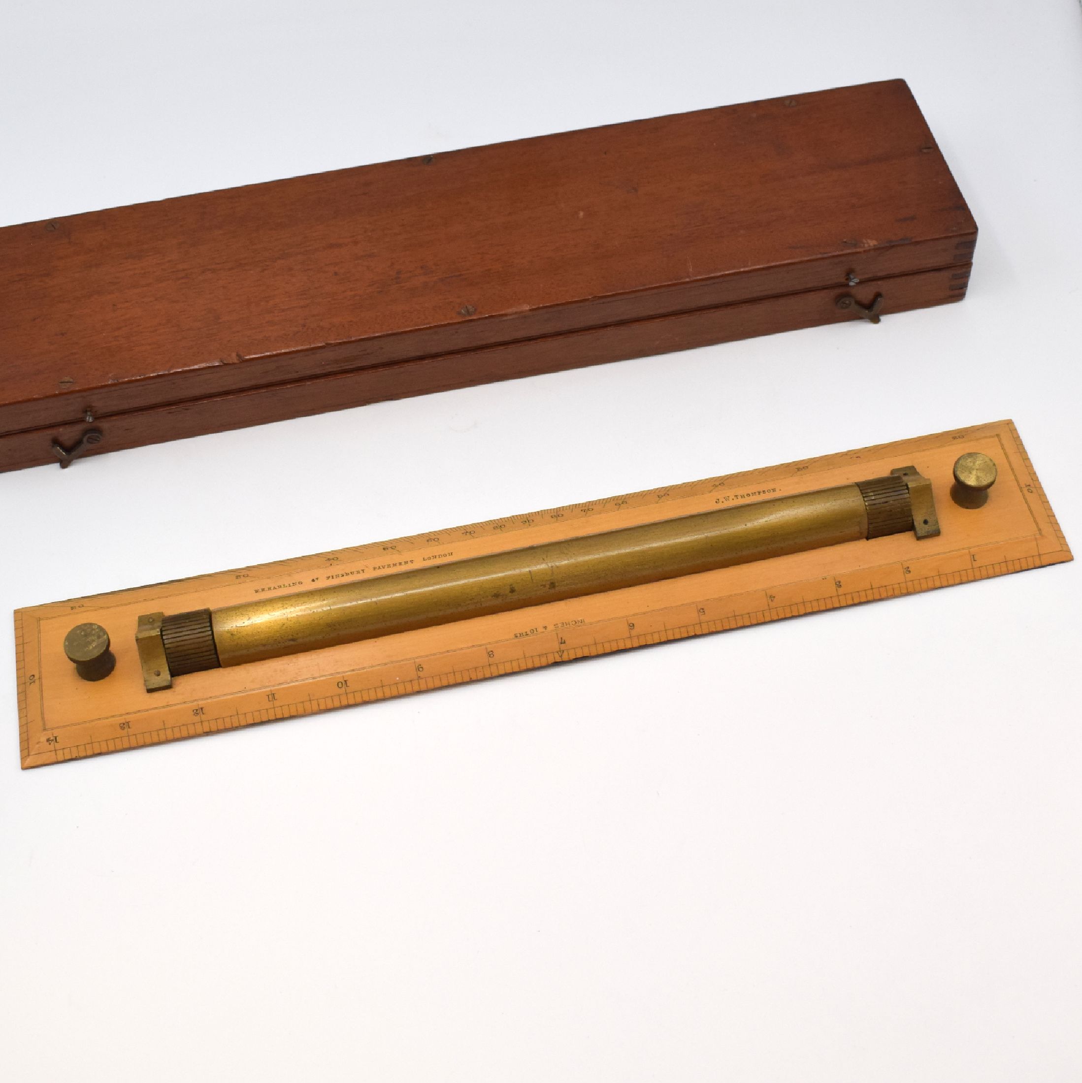 Detail b: W. H. HARLING / J. W. THOMPSON Parallellineal in original Mahagoni-Box, England 19. Jhd., sign. Box m. 2 Verschlüssen, Tabelle für ...