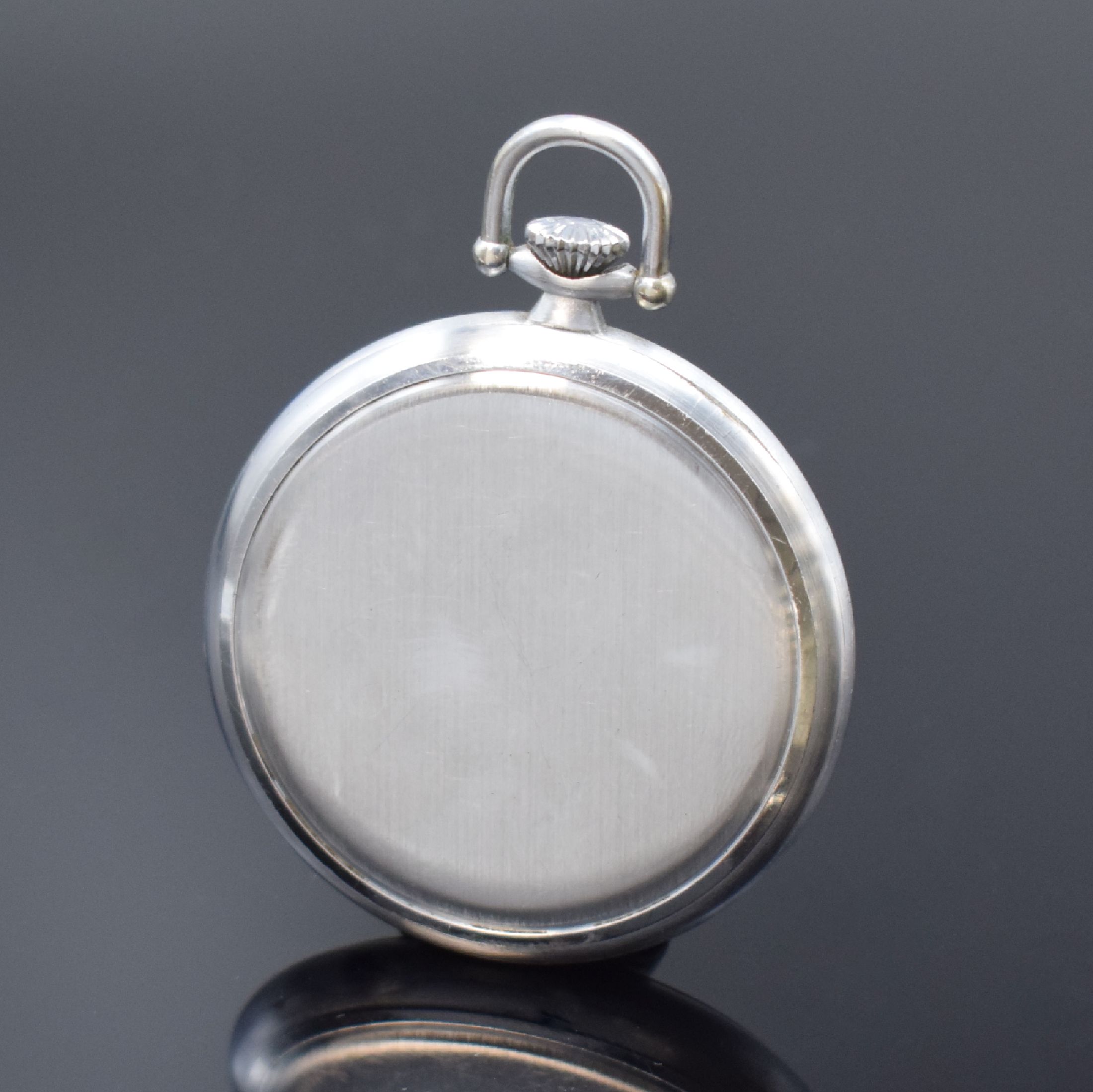 Detail a: LONGINES Frackuhr in Stahl Kaliber 37.9, Schweiz um 1942, 3-teil. Gehäuse, Boden und Glasrand aufgedr., silb. Zifferbl. m. arab. Zahlen, gebl. ...