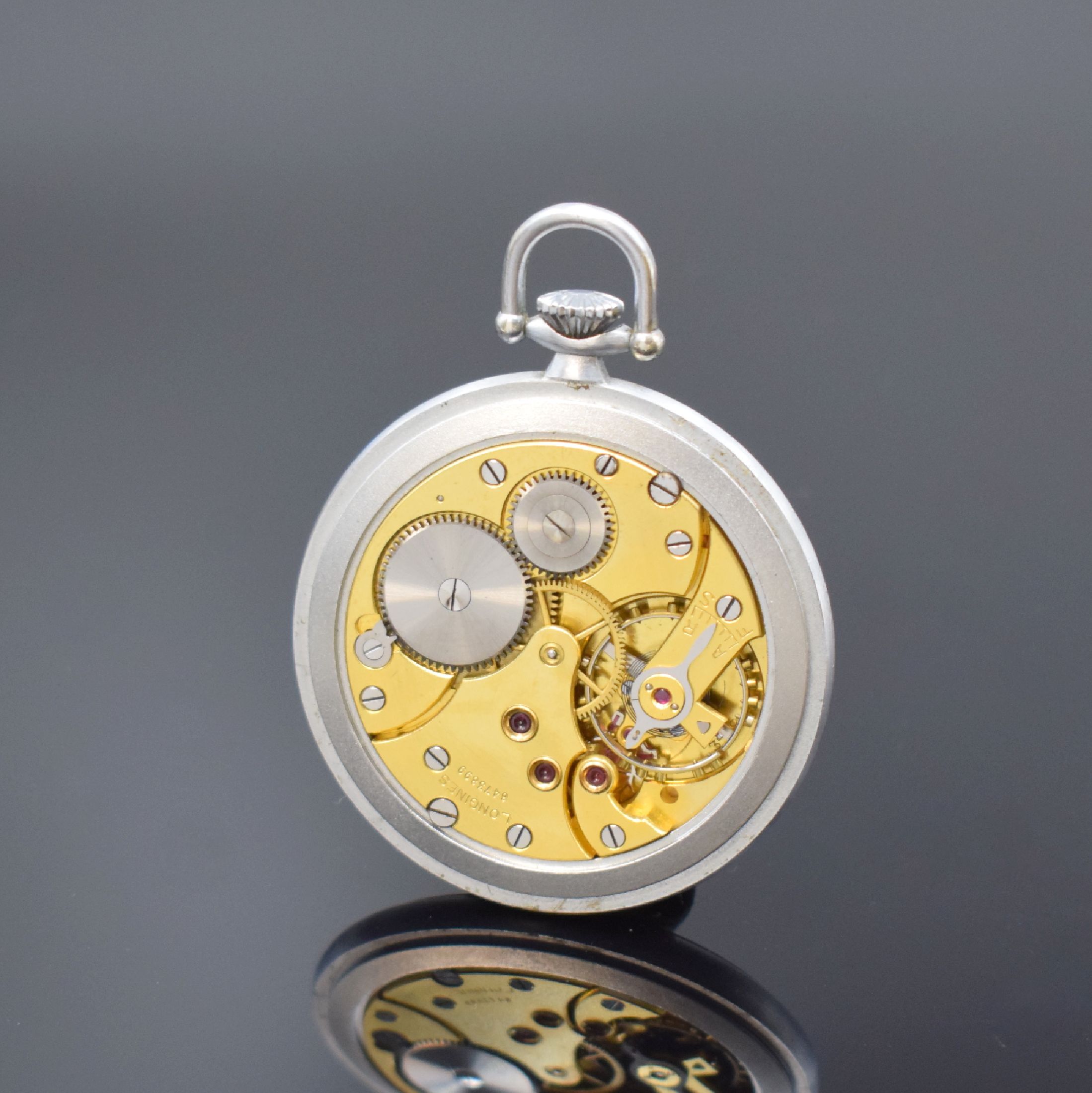 Detail b: LONGINES Frackuhr in Stahl Kaliber 37.9, Schweiz um 1942, 3-teil. Gehäuse, Boden und Glasrand aufgedr., silb. Zifferbl. m. arab. Zahlen, gebl. ...