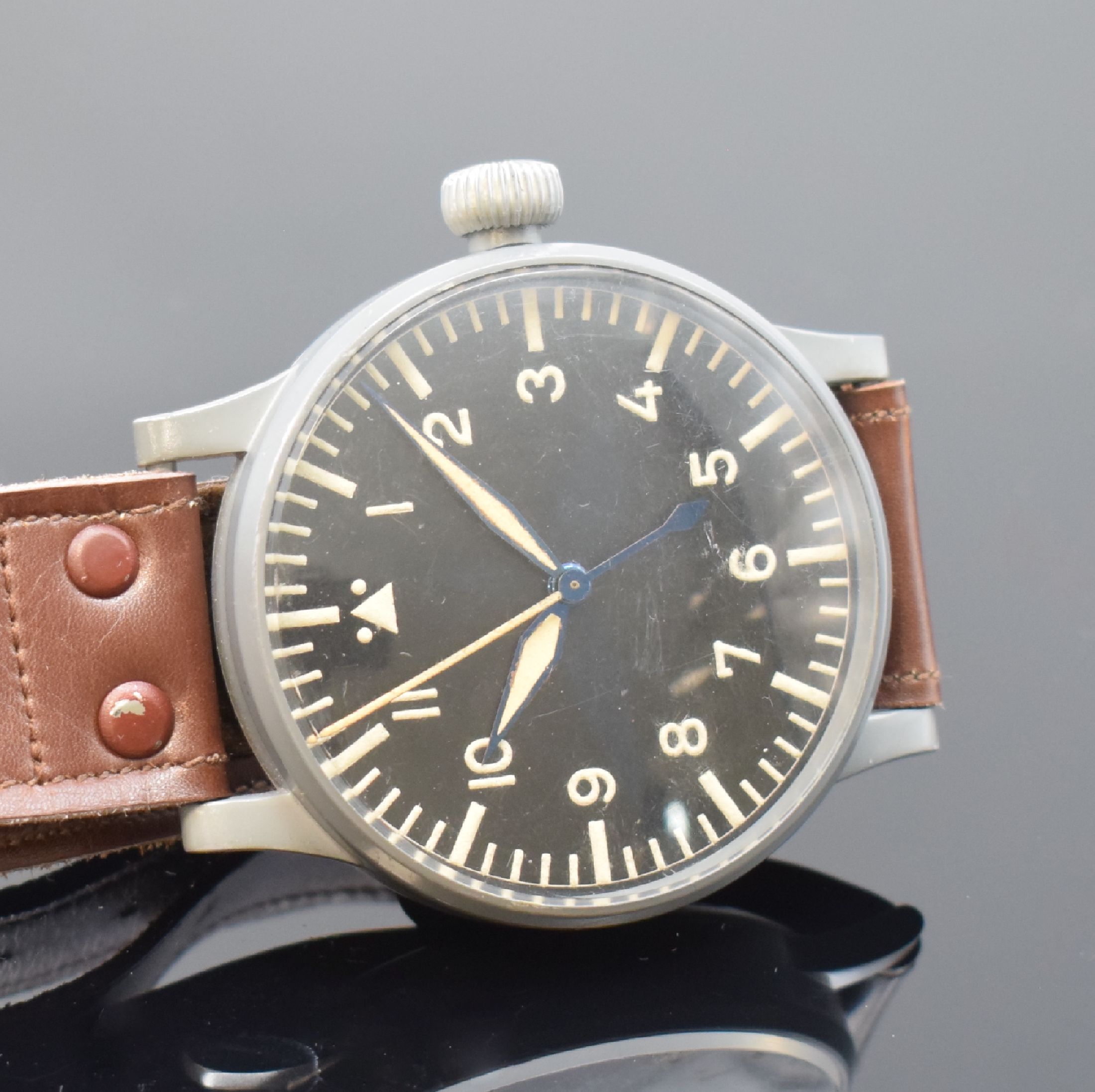 Detail a: STOWA Fliegeruhr FL 23883 nahezu neuwertige Uhr am original Band, Deutschland um 1940, Handaufzug, grau lackiertes Metallgeh., Boden und Glasrand ...