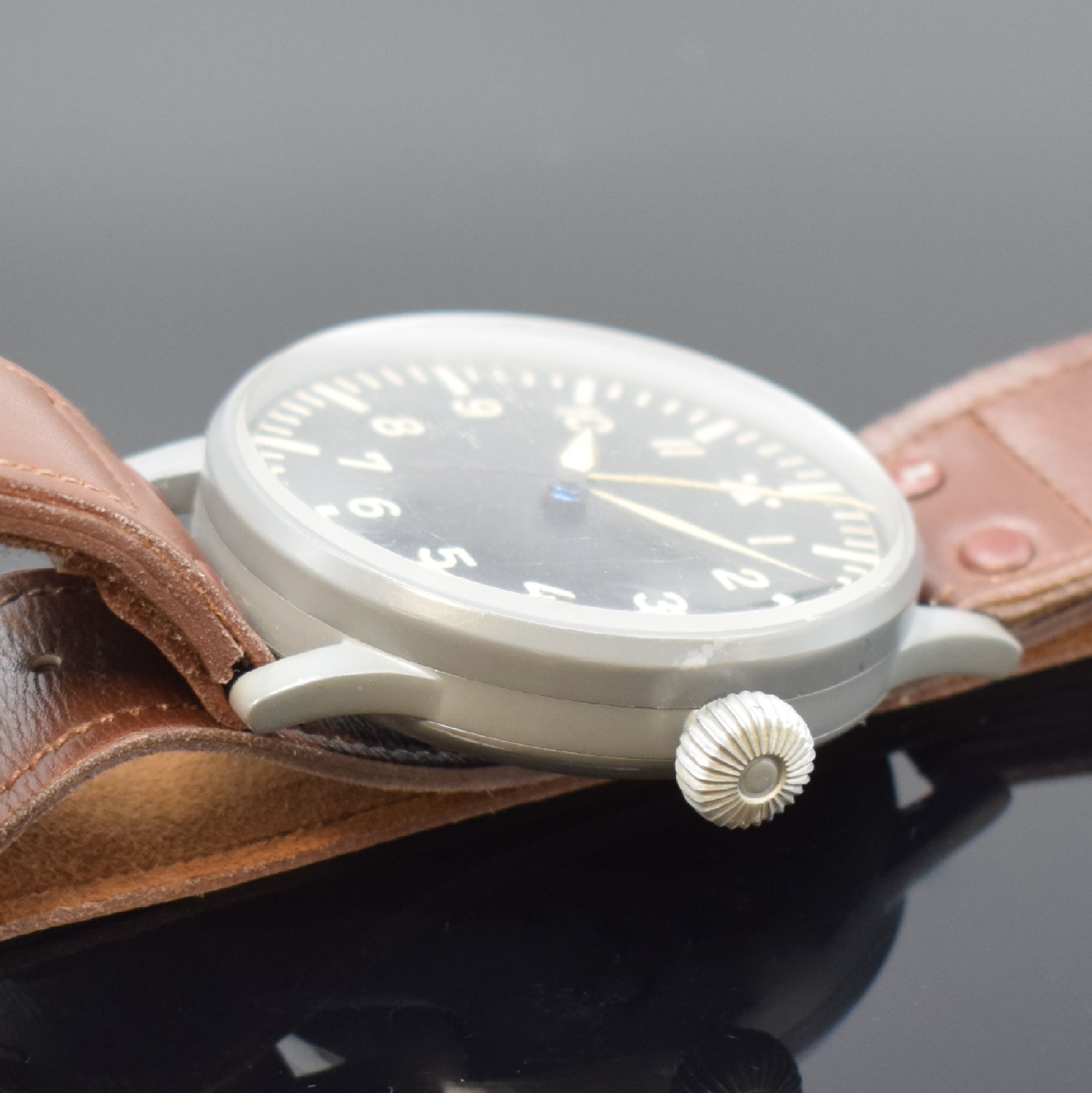 Detail b: STOWA Fliegeruhr FL 23883 nahezu neuwertige Uhr am original Band, Deutschland um 1940, Handaufzug, grau lackiertes Metallgeh., Boden und Glasrand ...