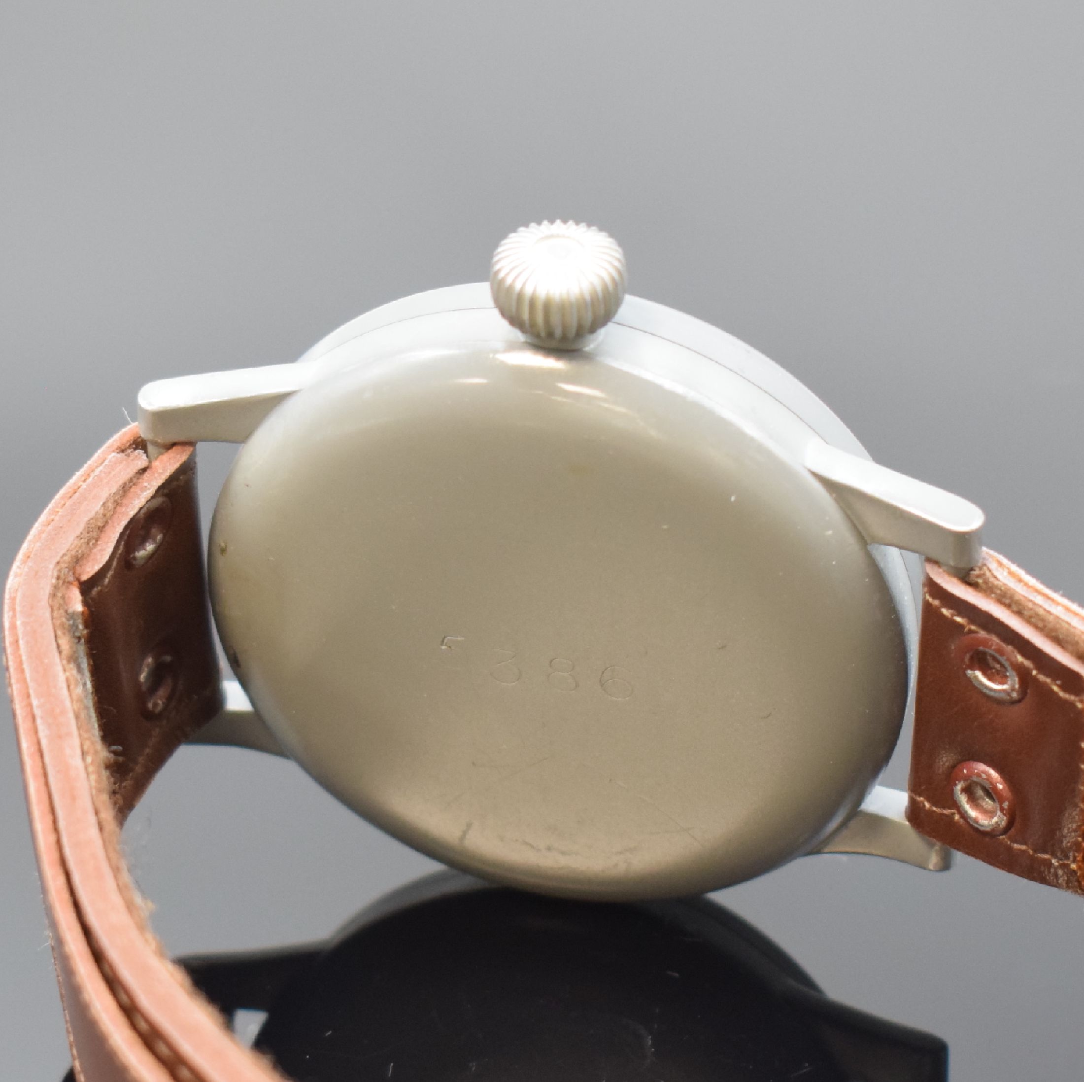 Detail d: STOWA Fliegeruhr FL 23883 nahezu neuwertige Uhr am original Band, Deutschland um 1940, Handaufzug, grau lackiertes Metallgeh., Boden und Glasrand ...