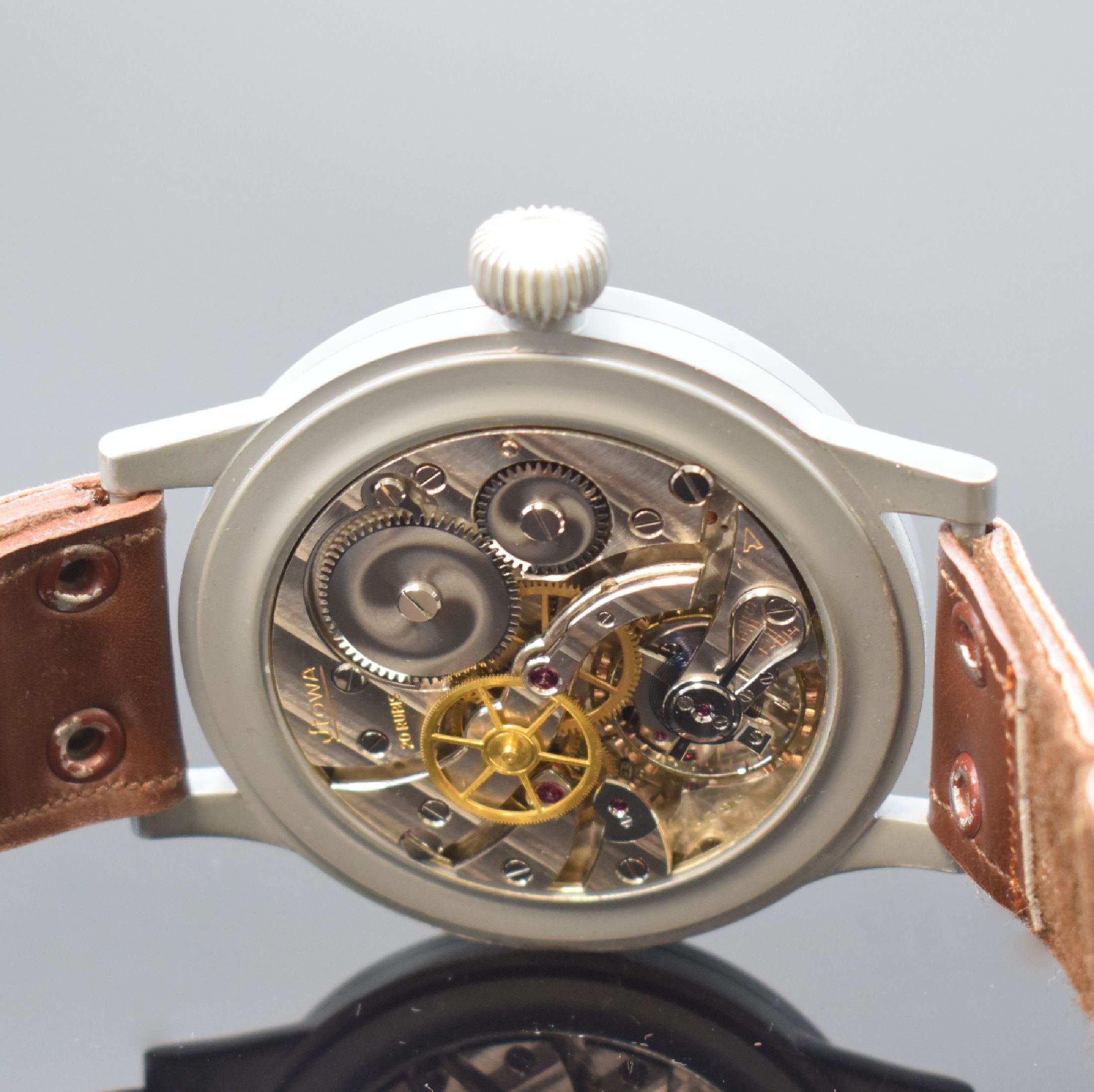 Detail e: STOWA Fliegeruhr FL 23883 nahezu neuwertige Uhr am original Band, Deutschland um 1940, Handaufzug, grau lackiertes Metallgeh., Boden und Glasrand ...