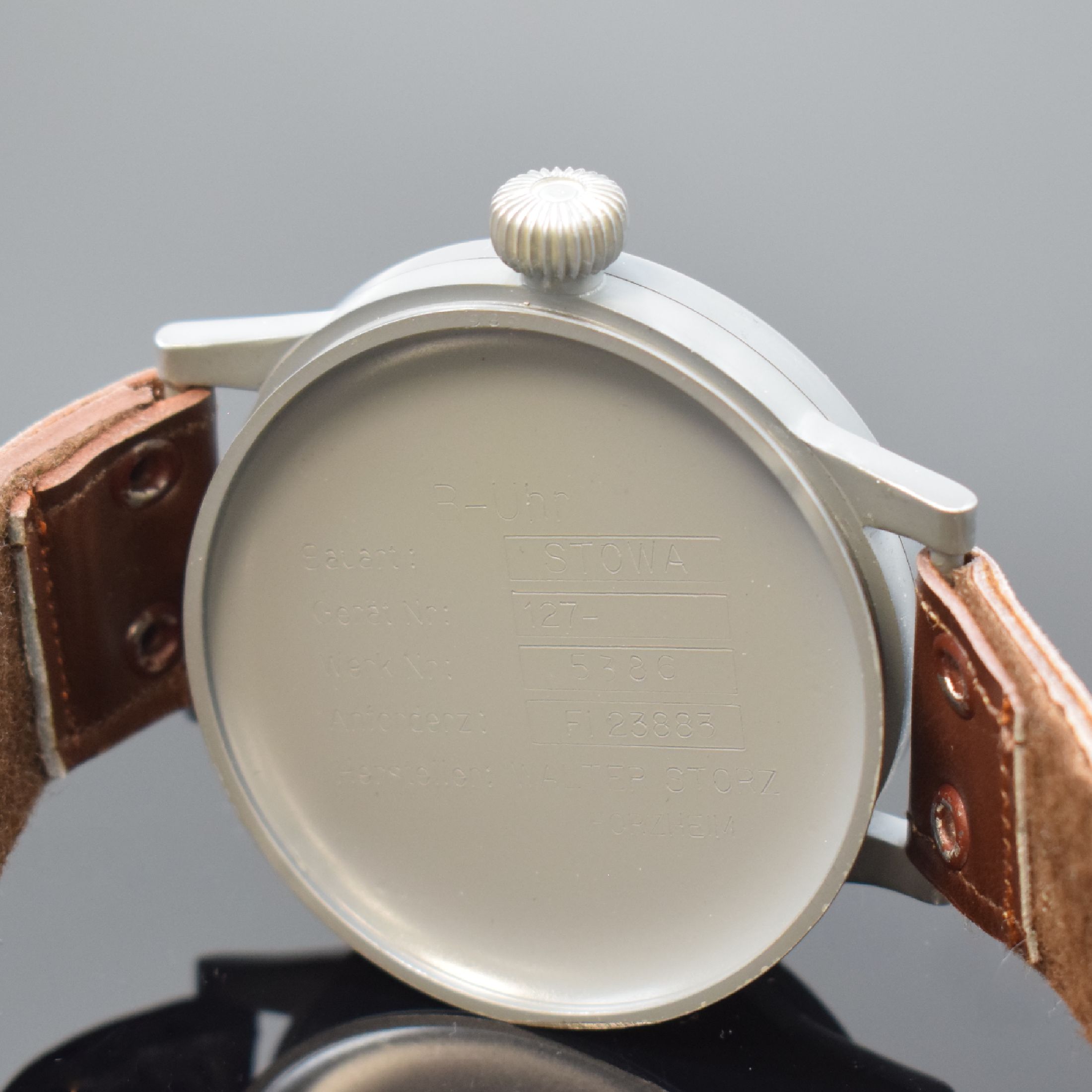 Detail f: STOWA Fliegeruhr FL 23883 nahezu neuwertige Uhr am original Band, Deutschland um 1940, Handaufzug, grau lackiertes Metallgeh., Boden und Glasrand ...