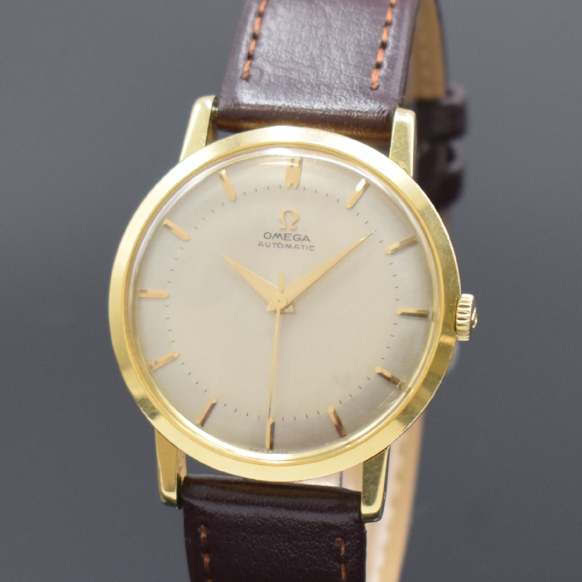 Detail a: OMEGA Herrenarmbanduhr Referenz 2898S.C in GG 750/000, Schweiz um 1958, Automatik, 3-teil. Geh., Boden m. Monogramm u. Glasrand aufgedr., silb. ...