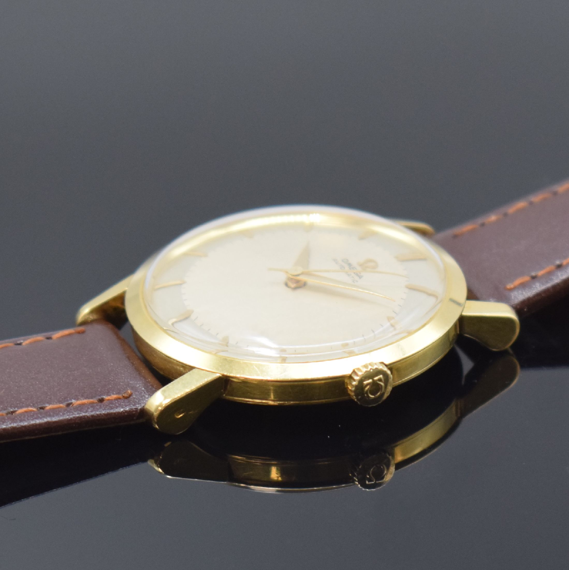 Detail b: OMEGA Herrenarmbanduhr Referenz 2898S.C in GG 750/000, Schweiz um 1958, Automatik, 3-teil. Geh., Boden m. Monogramm u. Glasrand aufgedr., silb. ...