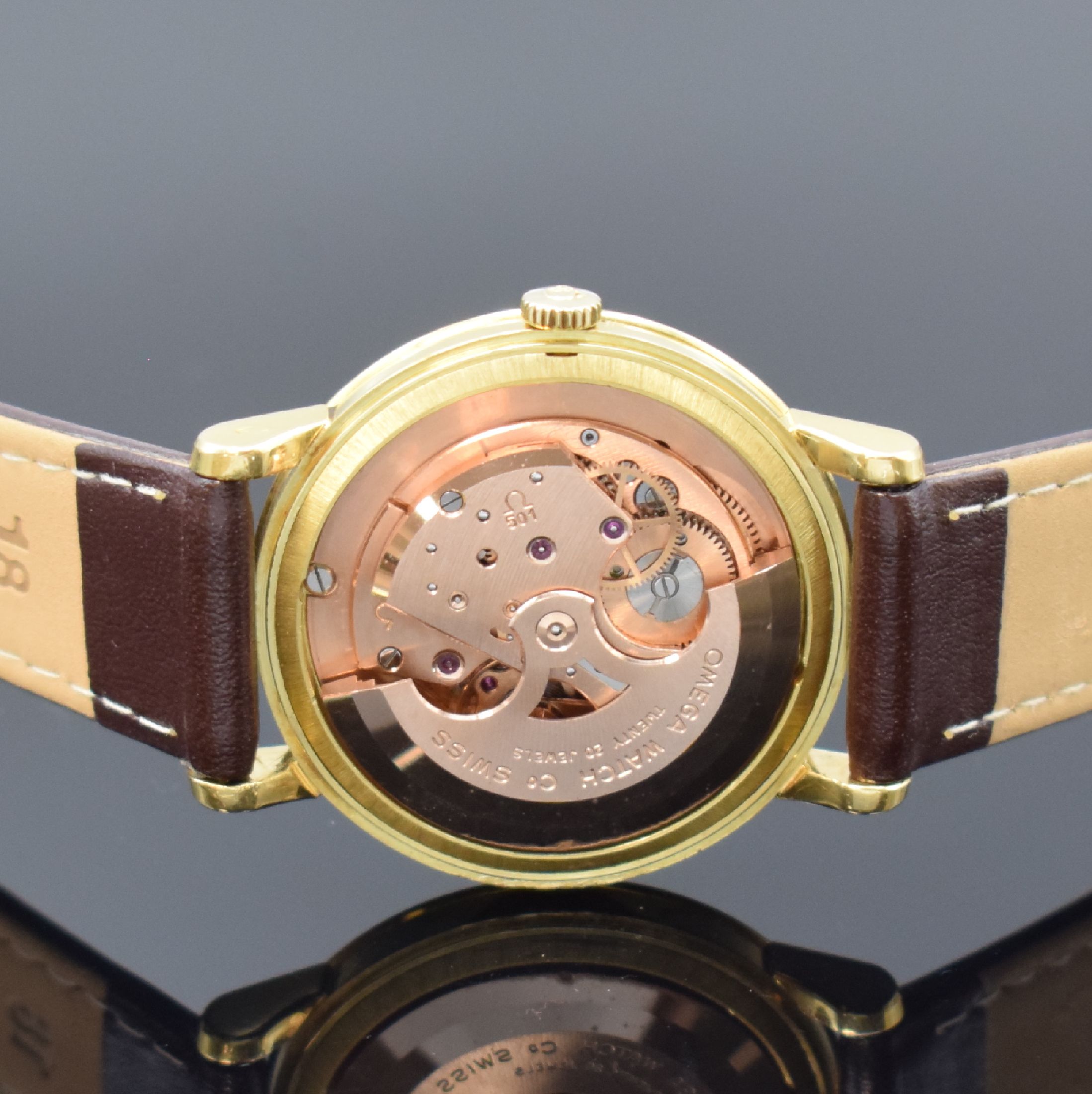 Detail d: OMEGA Herrenarmbanduhr Referenz 2898S.C in GG 750/000, Schweiz um 1958, Automatik, 3-teil. Geh., Boden m. Monogramm u. Glasrand aufgedr., silb. ...