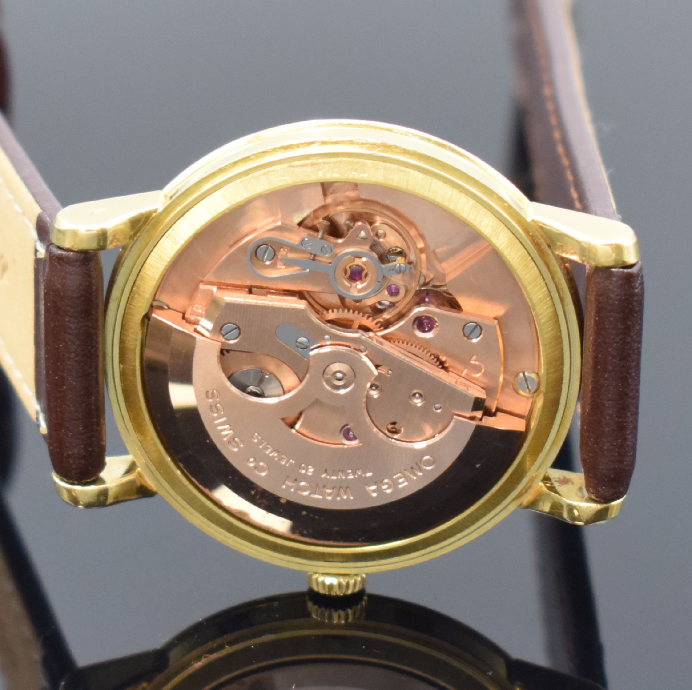 Detail e: OMEGA Herrenarmbanduhr Referenz 2898S.C in GG 750/000, Schweiz um 1958, Automatik, 3-teil. Geh., Boden m. Monogramm u. Glasrand aufgedr., silb. ...