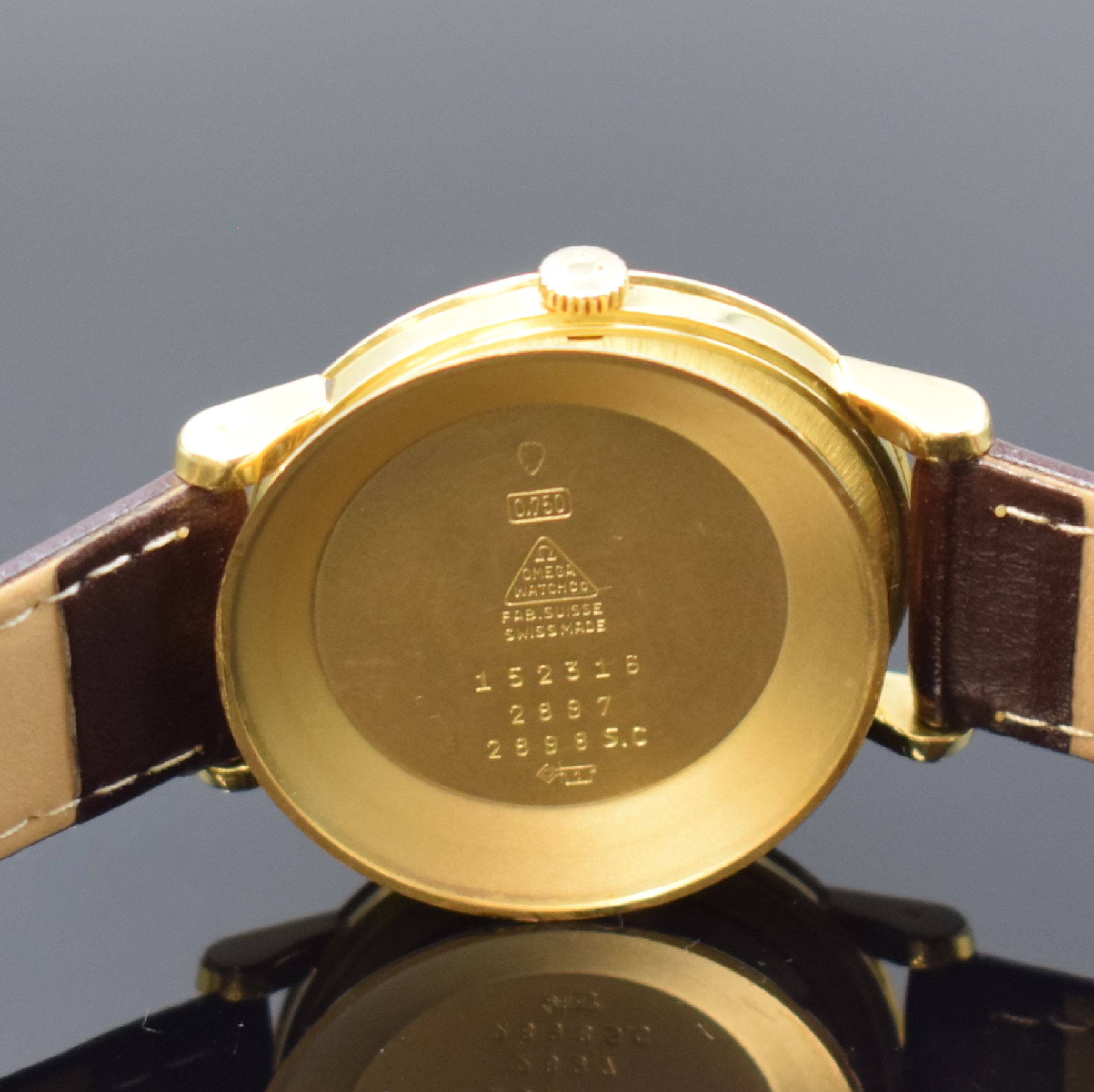 Detail f: OMEGA Herrenarmbanduhr Referenz 2898S.C in GG 750/000, Schweiz um 1958, Automatik, 3-teil. Geh., Boden m. Monogramm u. Glasrand aufgedr., silb. ...