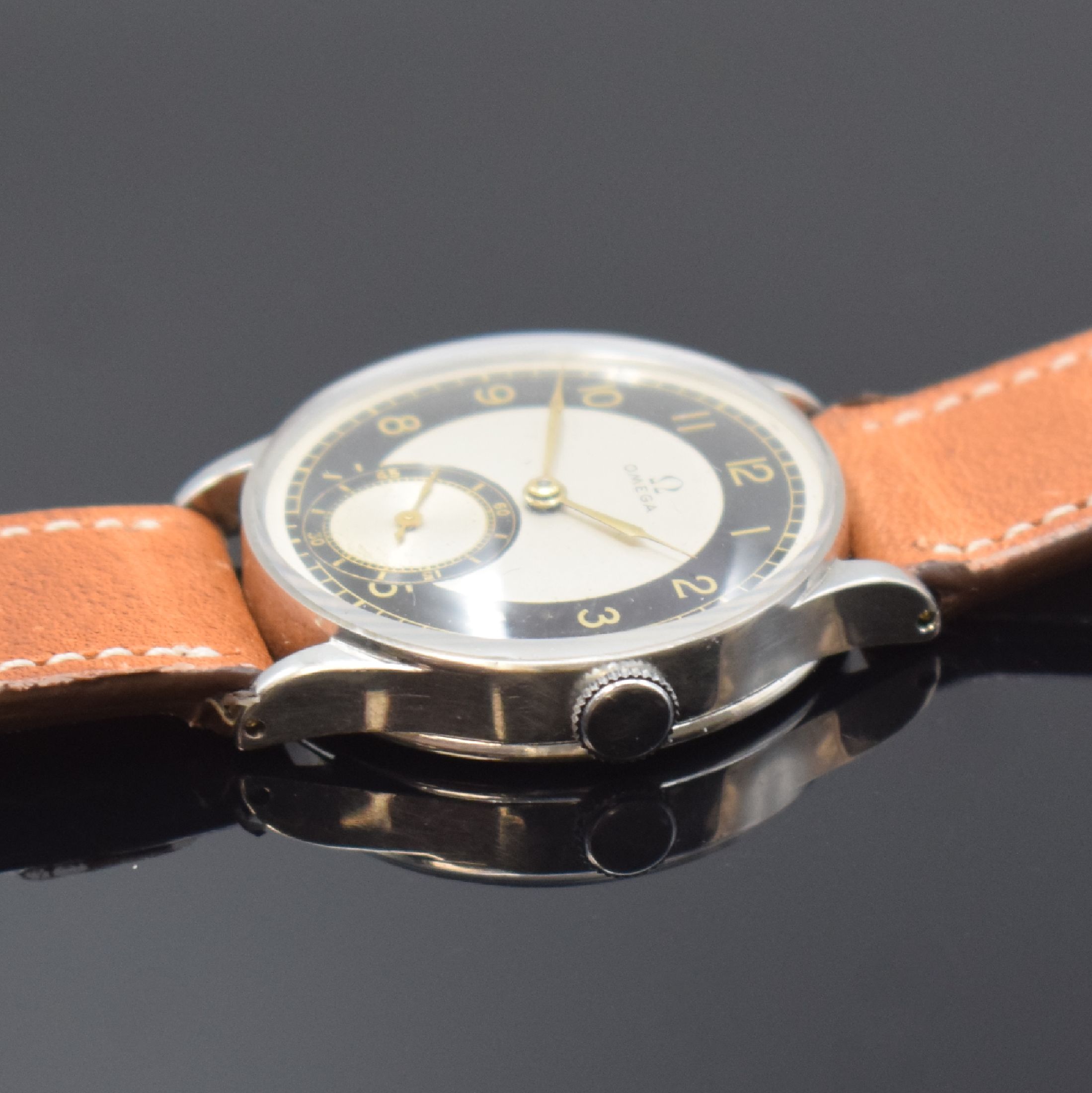 Detail b: OMEGA Armbanduhr in Stahl Kaliber 26.5 SOB T2, Schweiz um 1939, Handaufzug, 2-teil. Gehäuse, Boden aufgedr., 2-farb. Zifferbl. m. arab. Zahlen, ...