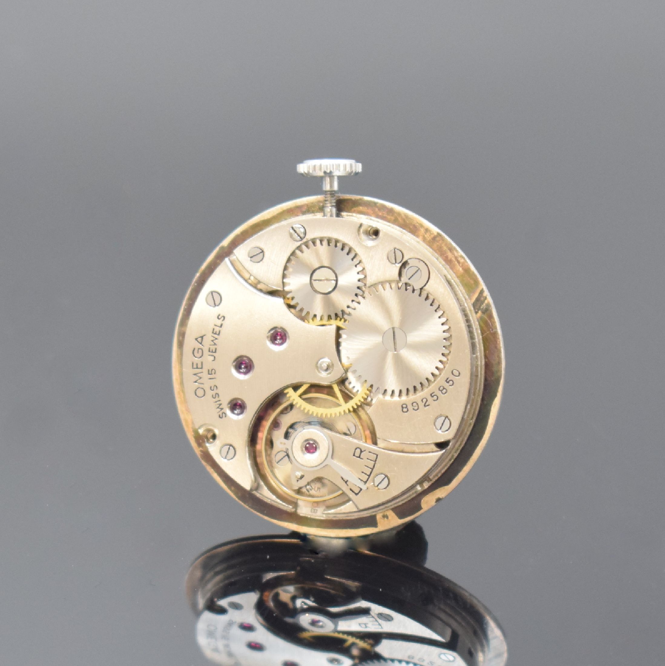Detail d: OMEGA Armbanduhr in Stahl Kaliber 26.5 SOB T2, Schweiz um 1939, Handaufzug, 2-teil. Gehäuse, Boden aufgedr., 2-farb. Zifferbl. m. arab. Zahlen, ...