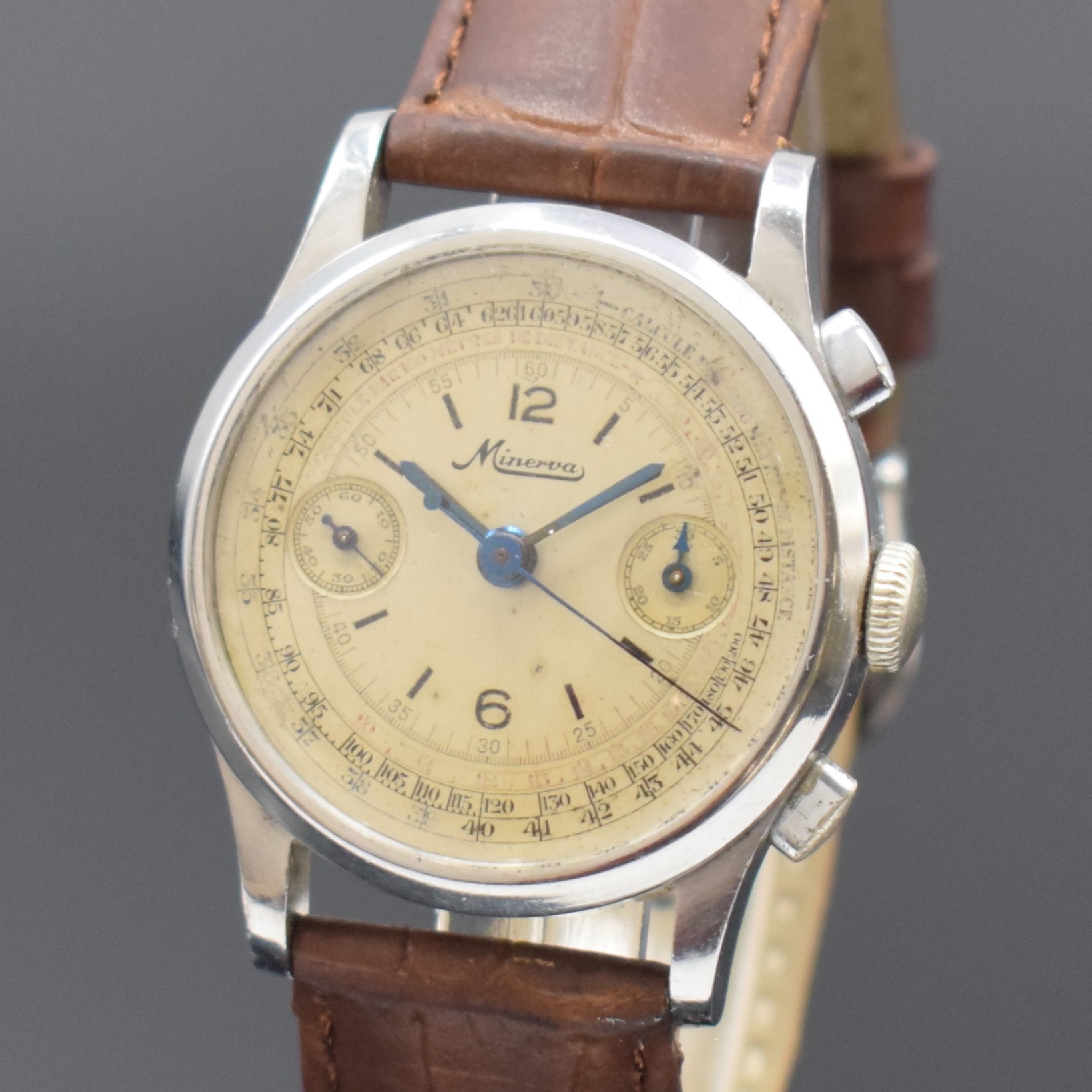 Detail a: MINERVA Kaliber 13-20 Schaltradchronograph in Stahl, Schweiz um 1940, Handaufzug, 3-teil. Geh., Boden u. Glasrand aufgedr., silb. Zifferbl. mit ...