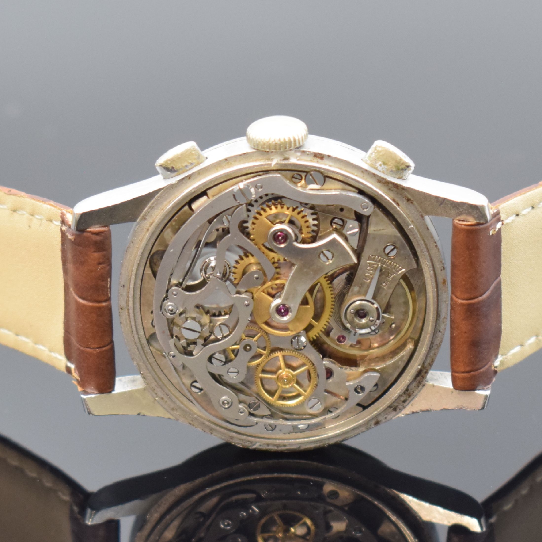 Detail d: MINERVA Kaliber 13-20 Schaltradchronograph in Stahl, Schweiz um 1940, Handaufzug, 3-teil. Geh., Boden u. Glasrand aufgedr., silb. Zifferbl. mit ...