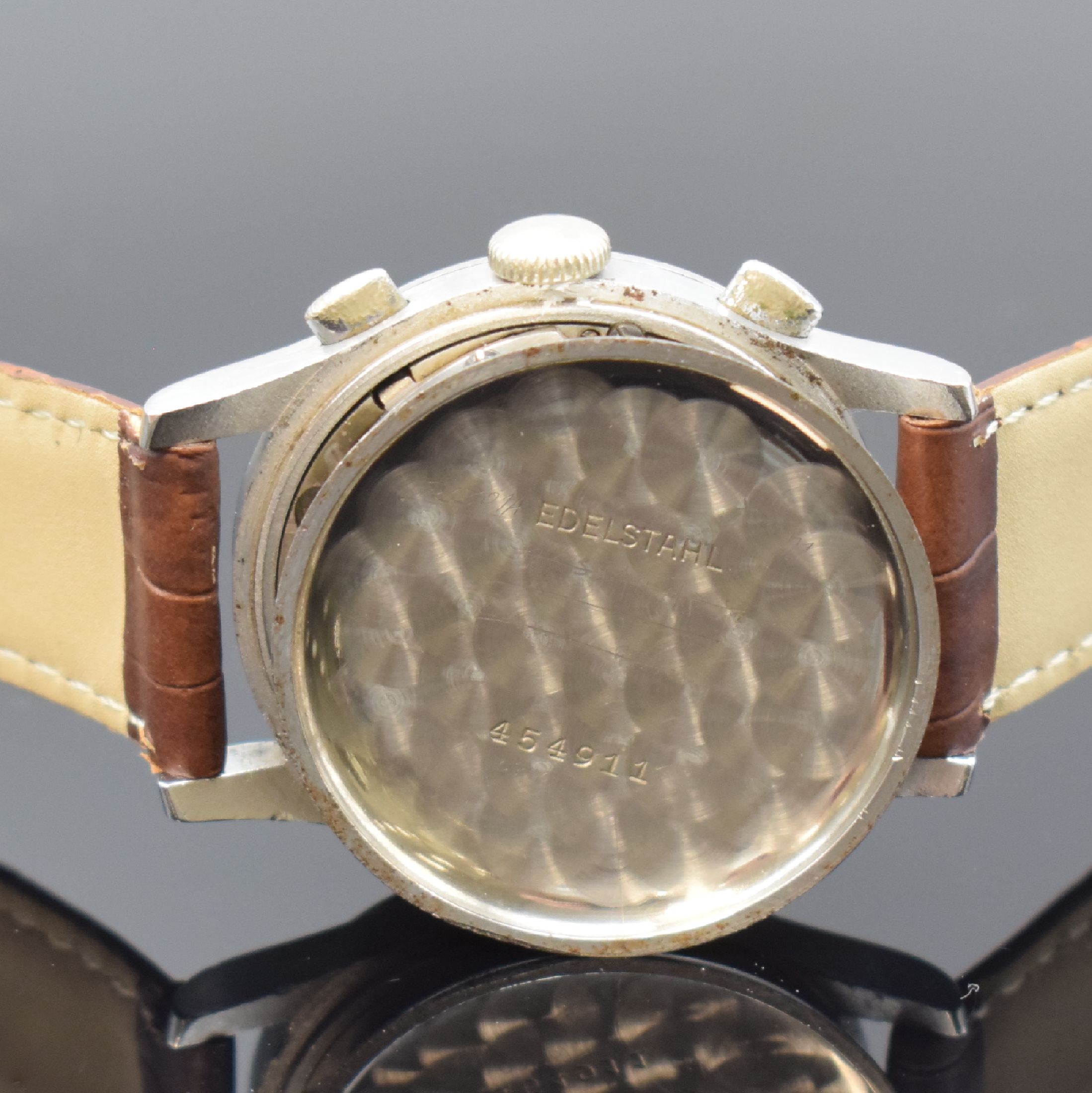 Detail e: MINERVA Kaliber 13-20 Schaltradchronograph in Stahl, Schweiz um 1940, Handaufzug, 3-teil. Geh., Boden u. Glasrand aufgedr., silb. Zifferbl. mit ...