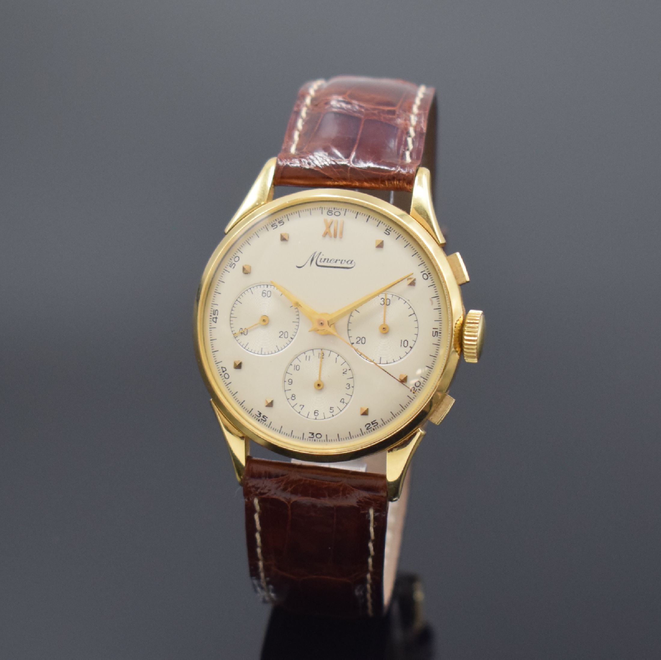MINERVA Schaltradchronograph in GG 750/000 mit Kaliber Valjoux 72, Schweiz um 1955, Handaufzug, 3-teil. Gehäuse, Boden u. Glasrand aufgedr., silb. ...