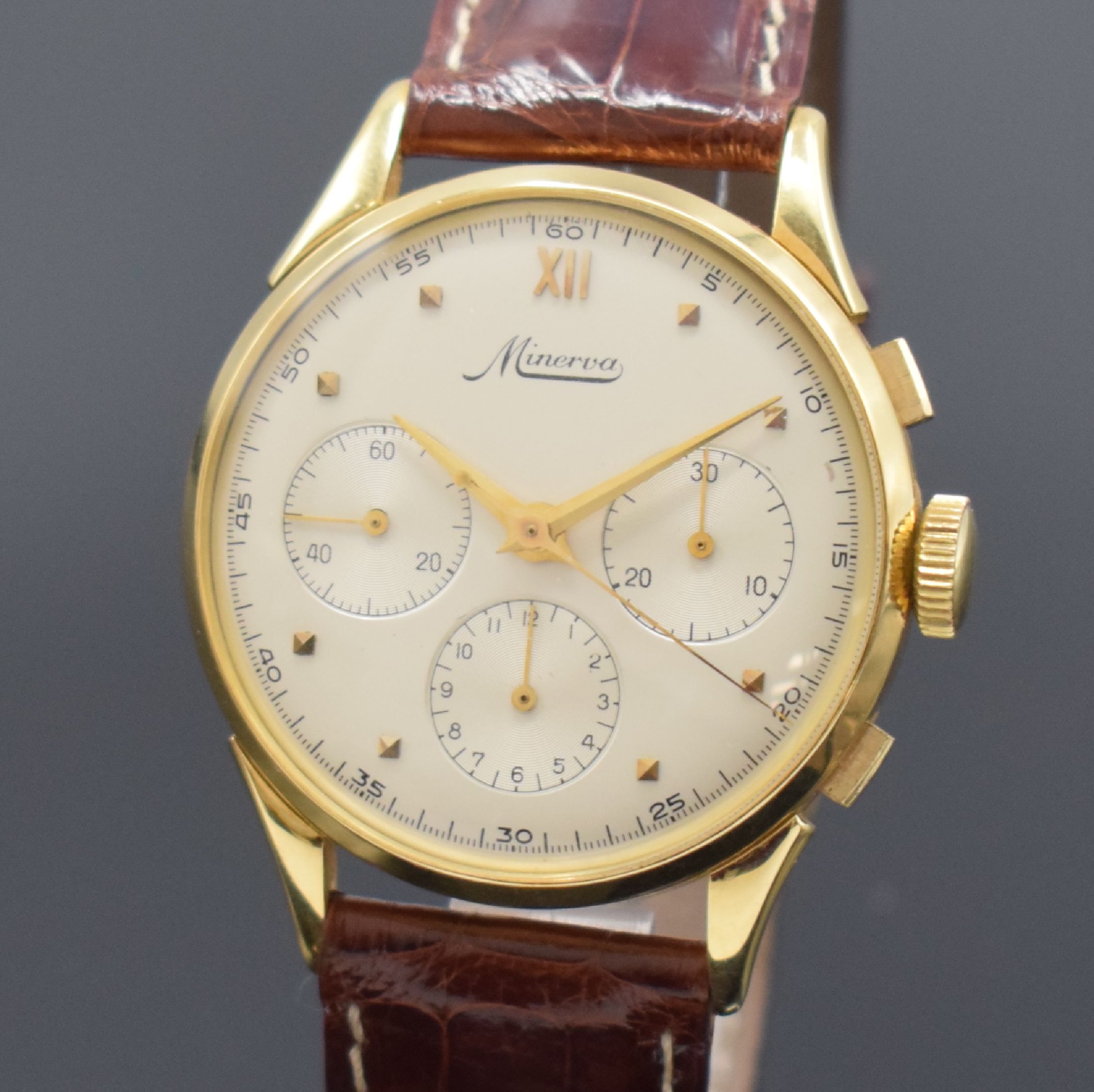 Detail a: MINERVA Schaltradchronograph in GG 750/000 mit Kaliber Valjoux 72, Schweiz um 1955, Handaufzug, 3-teil. Gehäuse, Boden u. Glasrand aufgedr., silb. ...