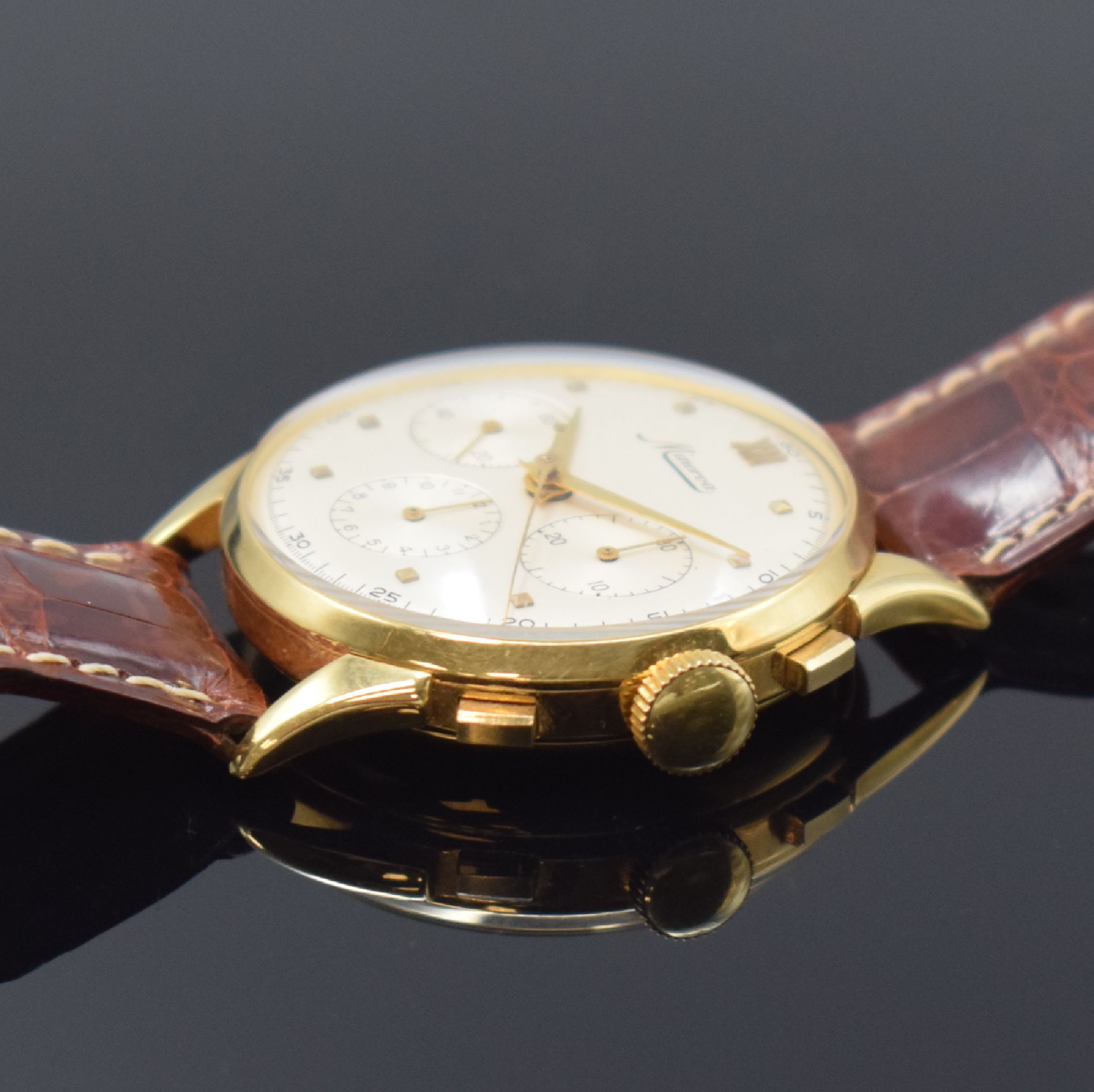 Detail b: MINERVA Schaltradchronograph in GG 750/000 mit Kaliber Valjoux 72, Schweiz um 1955, Handaufzug, 3-teil. Gehäuse, Boden u. Glasrand aufgedr., silb. ...