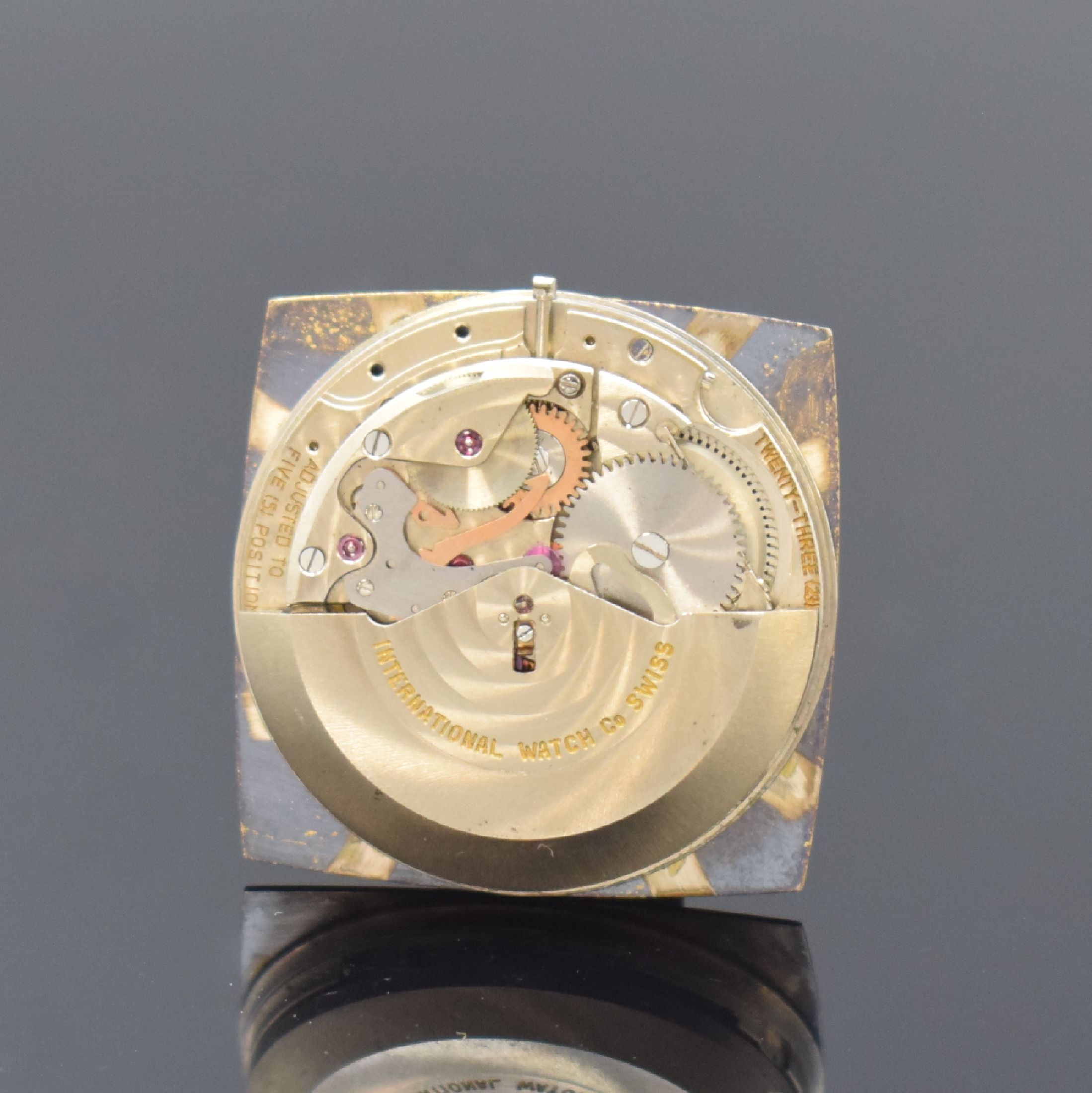 Detail d: IWC quadratische Armbanduhr Referenz 1871 in Stahl, Schweiz um 1970, Automatik, Stülpgehäuse, blaues Zifferbl. m. aufges. Std.-Ind., silb. Zeiger, ...