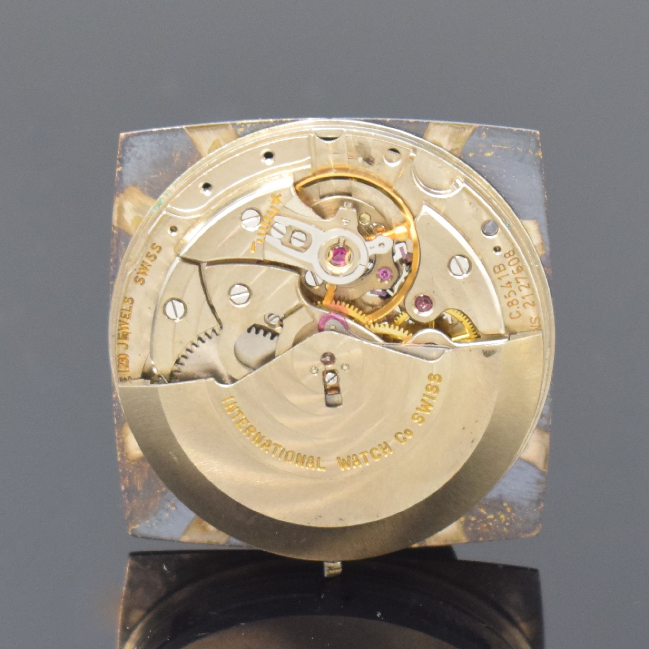 Detail e: IWC quadratische Armbanduhr Referenz 1871 in Stahl, Schweiz um 1970, Automatik, Stülpgehäuse, blaues Zifferbl. m. aufges. Std.-Ind., silb. Zeiger, ...