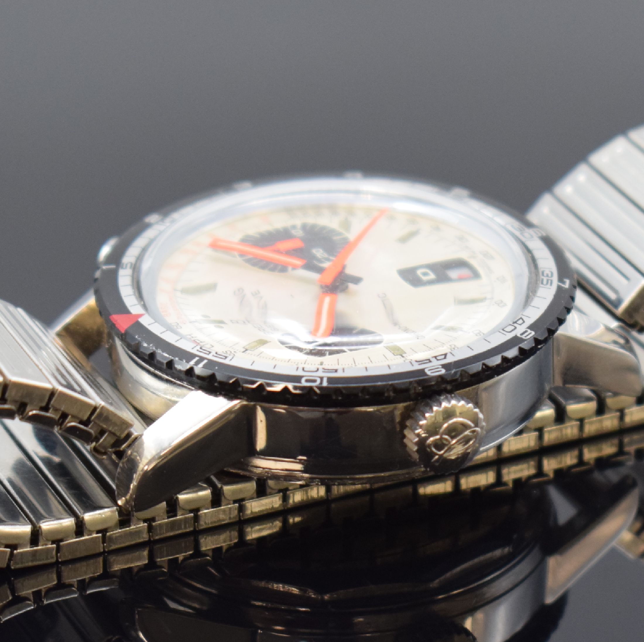 Detail b: BREITLING Chrono-Matic Referenz 2110 Armbanduhr mit Chronograph Kaliber 15, Schweiz um 1969, Automatik, Stahlgeh. m. geschr. Boden, beids. drehb. ...