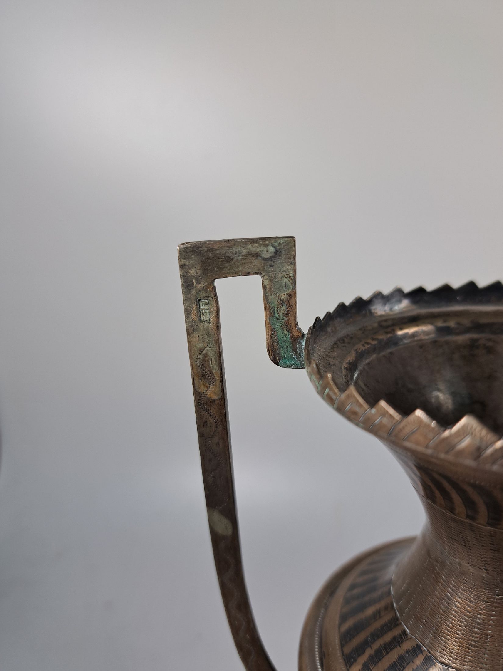 Detail a: Paar Doppelhenkelvasen aus Silber, wohl Russland, 84 Zolotniki (875er Silber), flächig ziseliert und in Niello eingelegter floraler Dekor, nur an ...