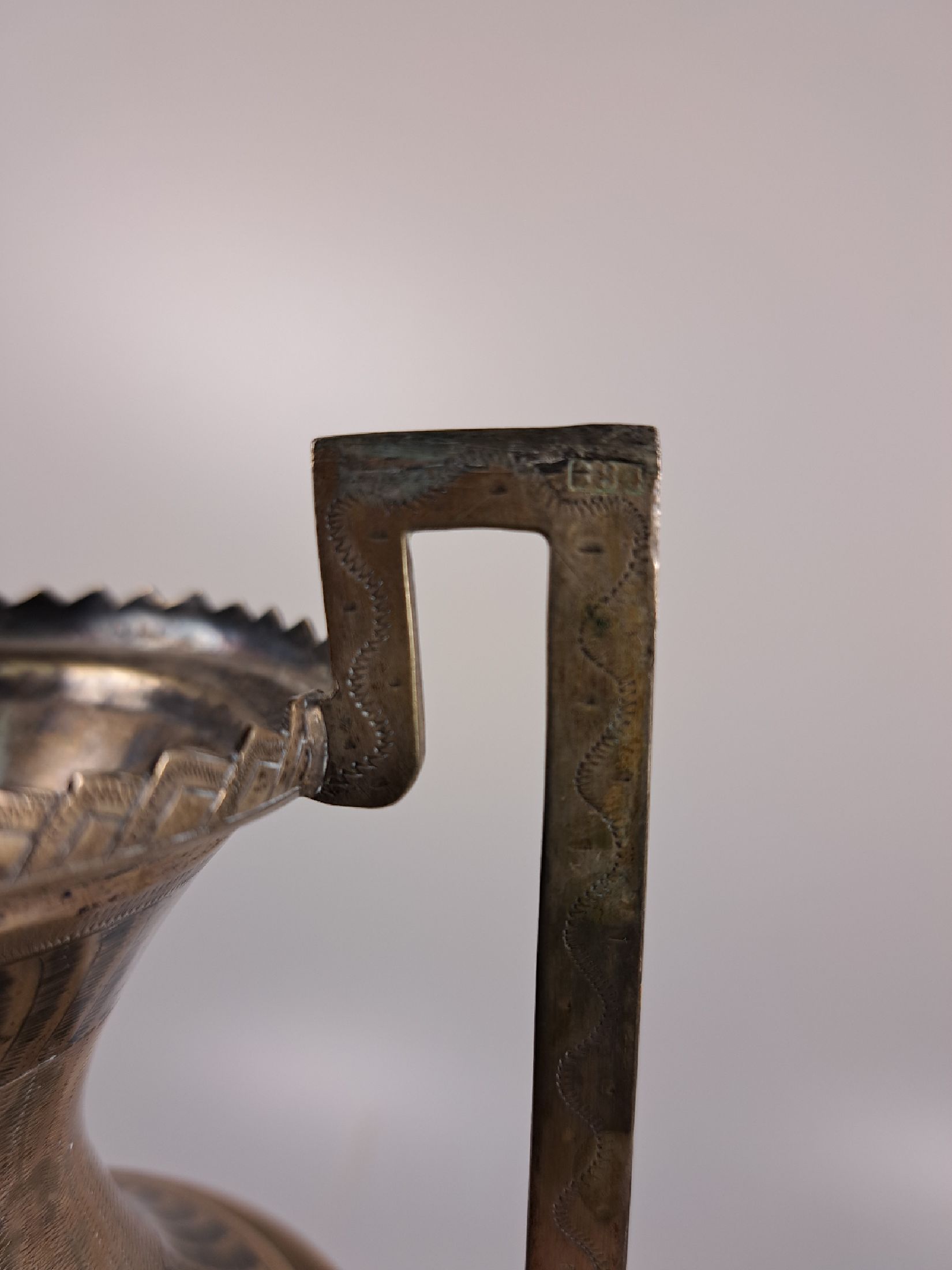 Detail b: Paar Doppelhenkelvasen aus Silber, wohl Russland, 84 Zolotniki (875er Silber), flächig ziseliert und in Niello eingelegter floraler Dekor, nur an ...