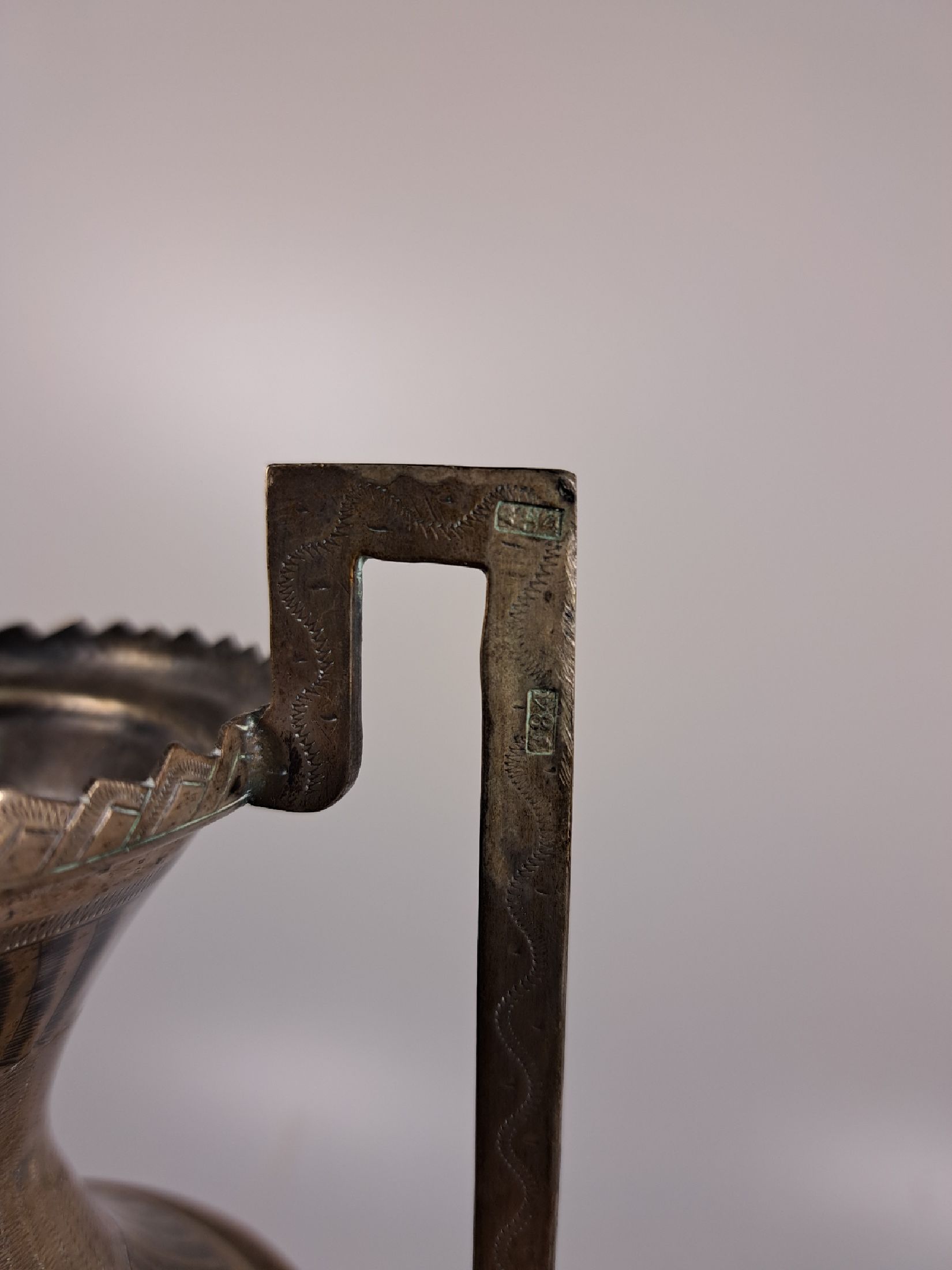 Detail c: Paar Doppelhenkelvasen aus Silber, wohl Russland, 84 Zolotniki (875er Silber), flächig ziseliert und in Niello eingelegter floraler Dekor, nur an ...