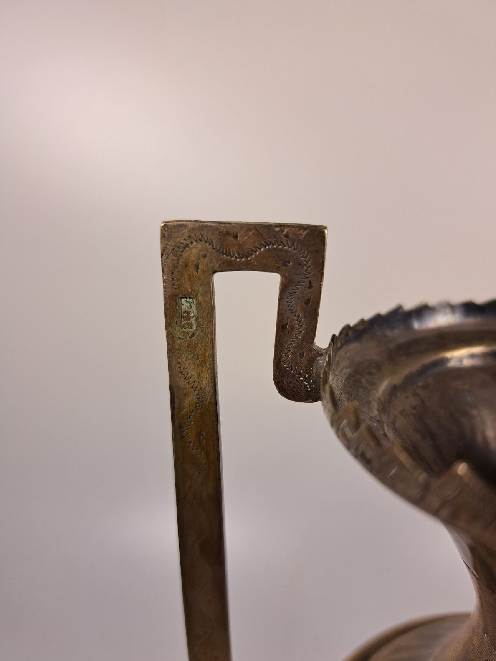 Detail d: Paar Doppelhenkelvasen aus Silber, wohl Russland, 84 Zolotniki (875er Silber), flächig ziseliert und in Niello eingelegter floraler Dekor, nur an ...