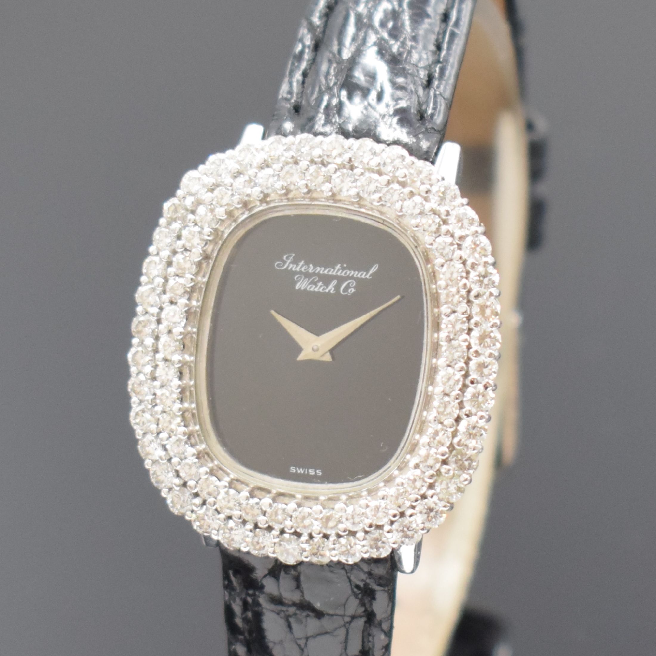 Detail a: IWC Damenarmbanduhr in WG 750/000 mit Diamanten, Schweiz um 1971, Handaufzug, Boden 2-fach verschr., Lünette aufw. m. Diamanten bes. (zus. ca. 1,8 ...