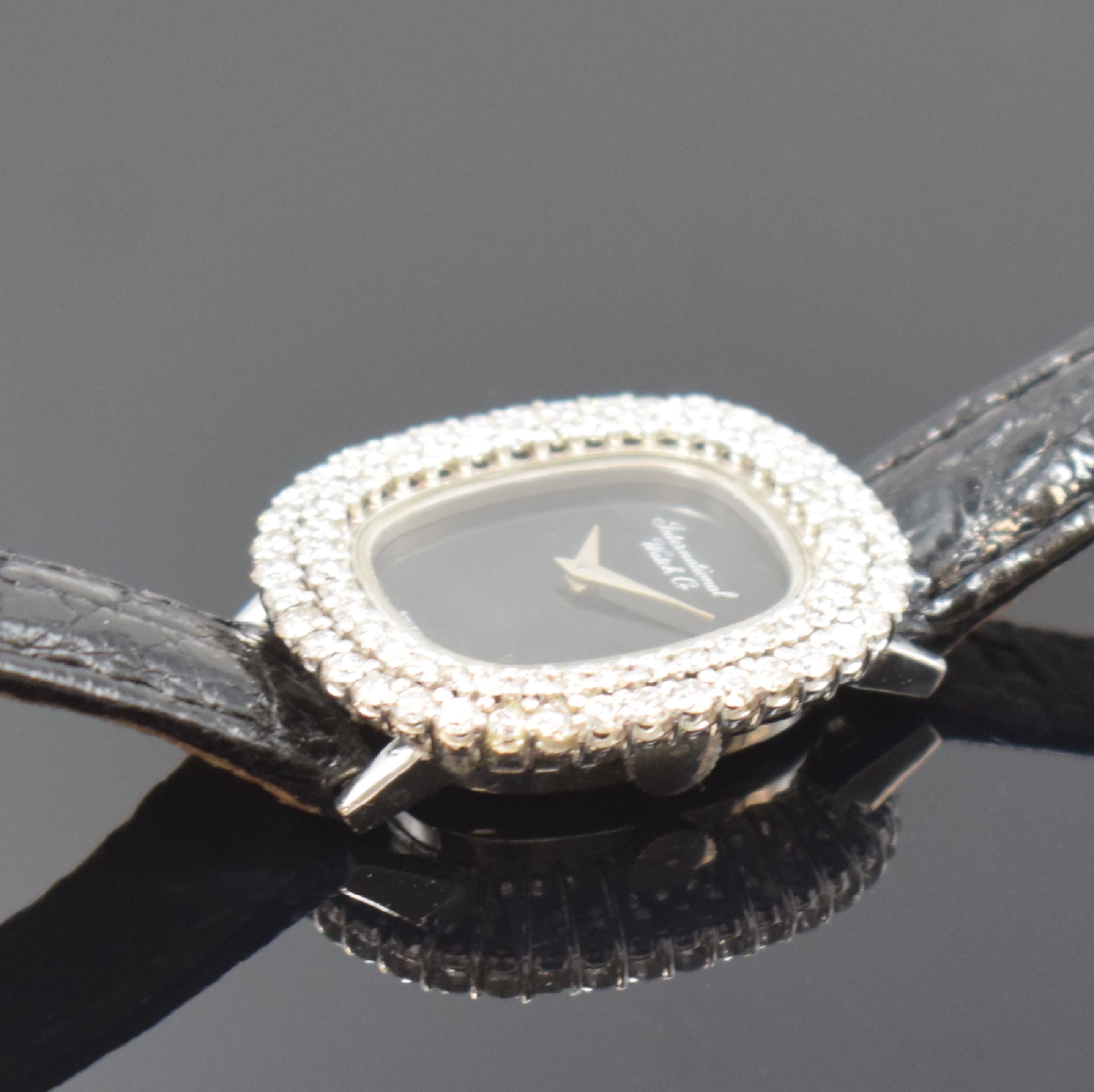 Detail b: IWC Damenarmbanduhr in WG 750/000 mit Diamanten, Schweiz um 1971, Handaufzug, Boden 2-fach verschr., Lünette aufw. m. Diamanten bes. (zus. ca. 1,8 ...