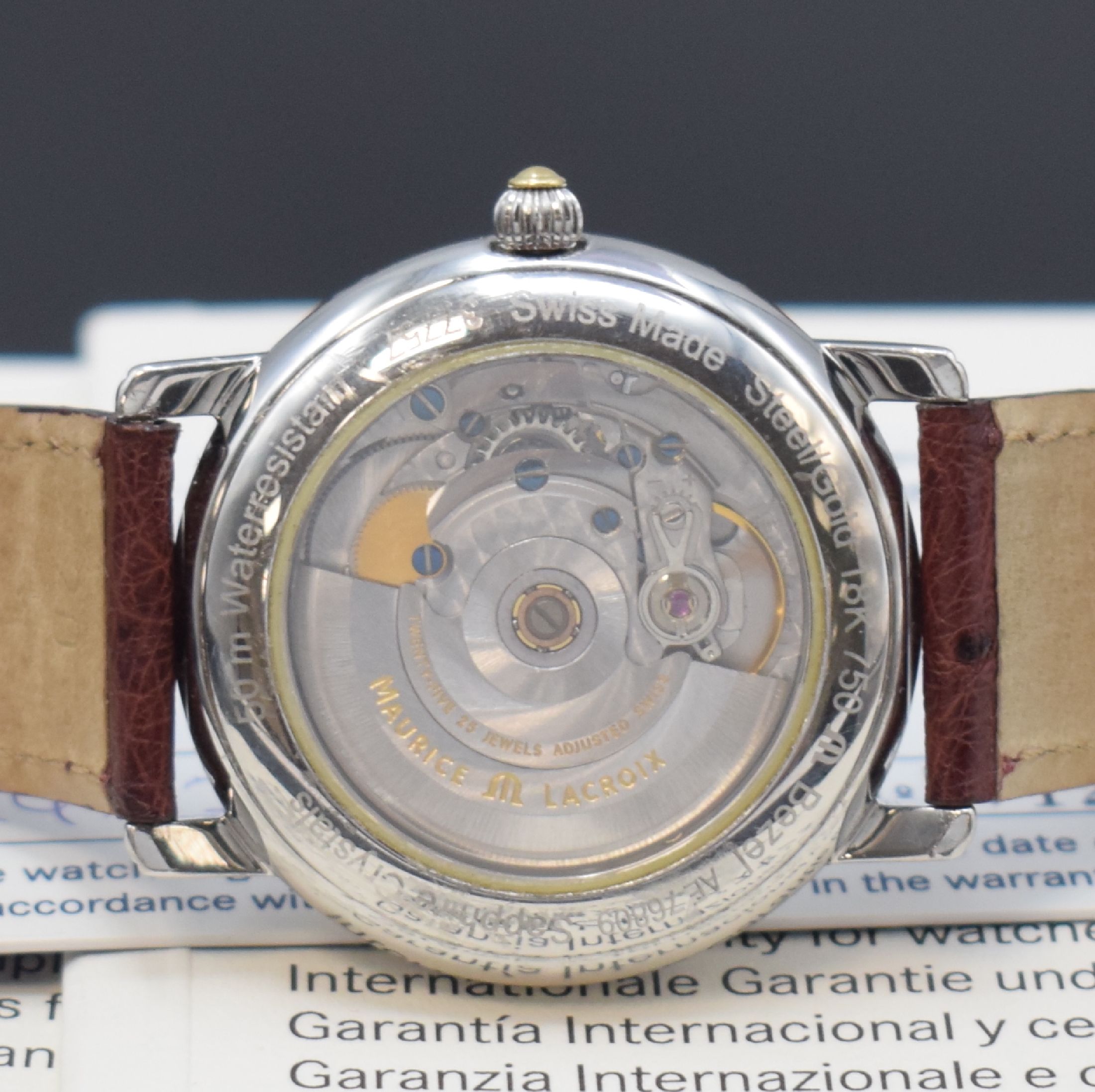 Detail d: MAURICE LACROIX Phase de Lune Herrenarmbanduhr mit Vollkalender Referenz 37757, Schweiz um 2001, Automatik, beids. vergl. Geh. in Edelstahl/Gold, ...