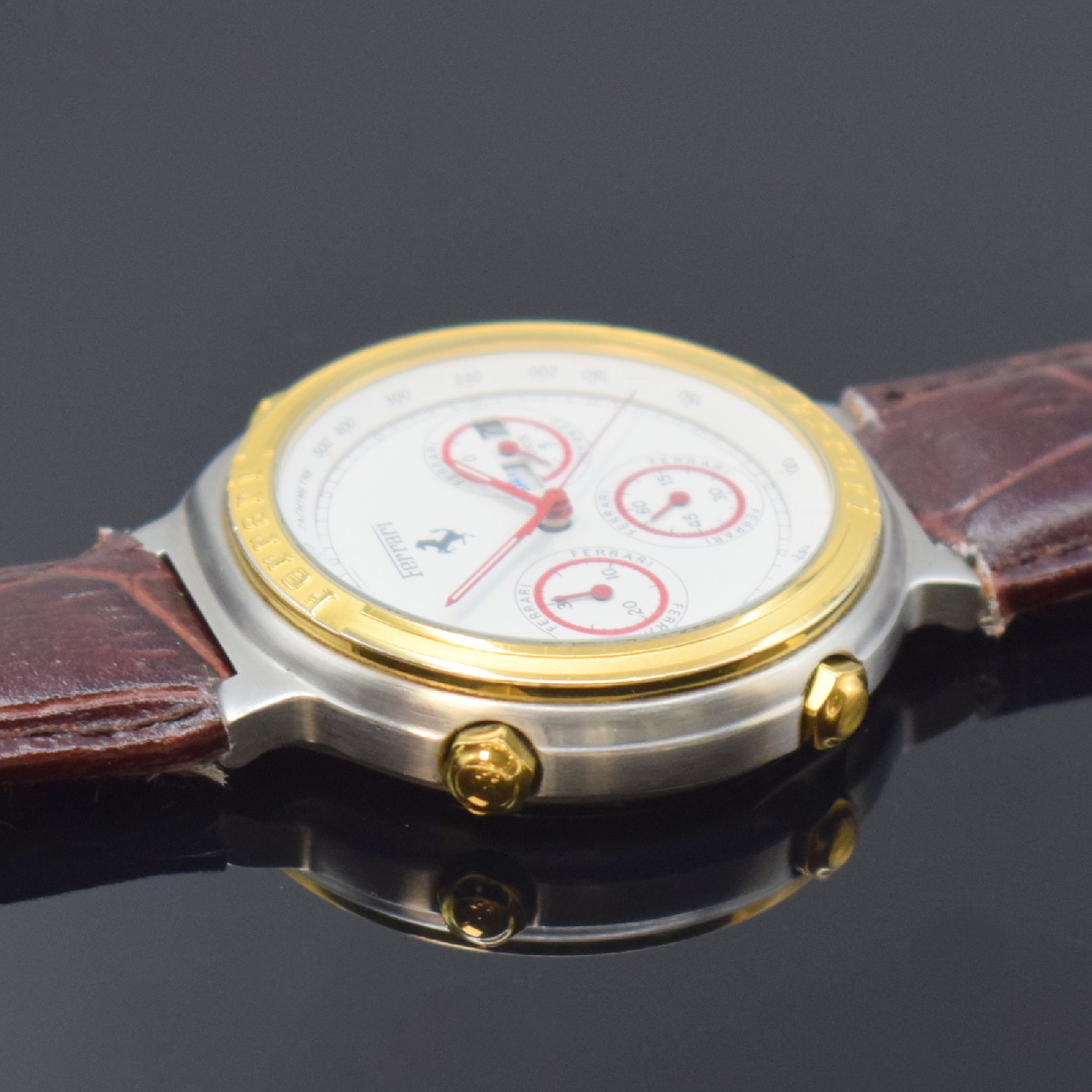 Detail c: FERRARI Herrenarmbanduhr mit Chronograph in Stahl, Schweiz um 1990, quarz, Boden verschr., weißes Zifferbl. m. roten Leuchtzeigern, kl. Sek. b. 6, ...
