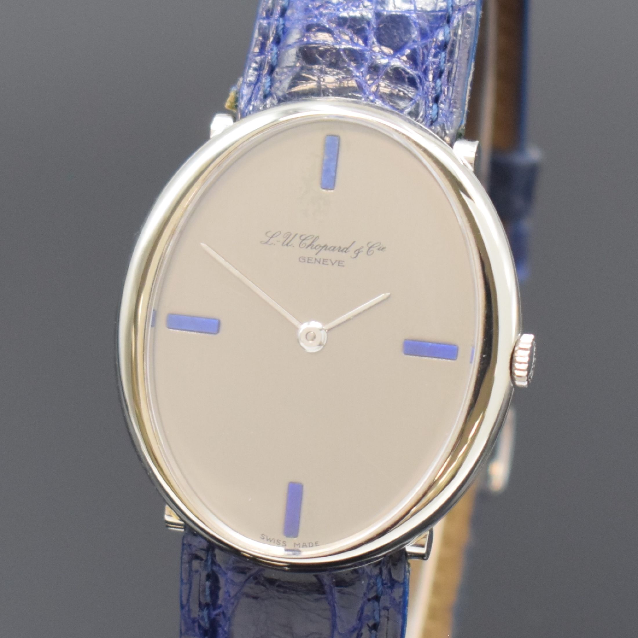 Detail a: CHOPARD Referenz 2031 Armbanduhr in WG 750/000, Schweiz um 1970, Handaufzug, 2- tlg. Geh., Glasrand aufgedr., silb. Zifferbl. m. Lapislazuli-Ind., ...