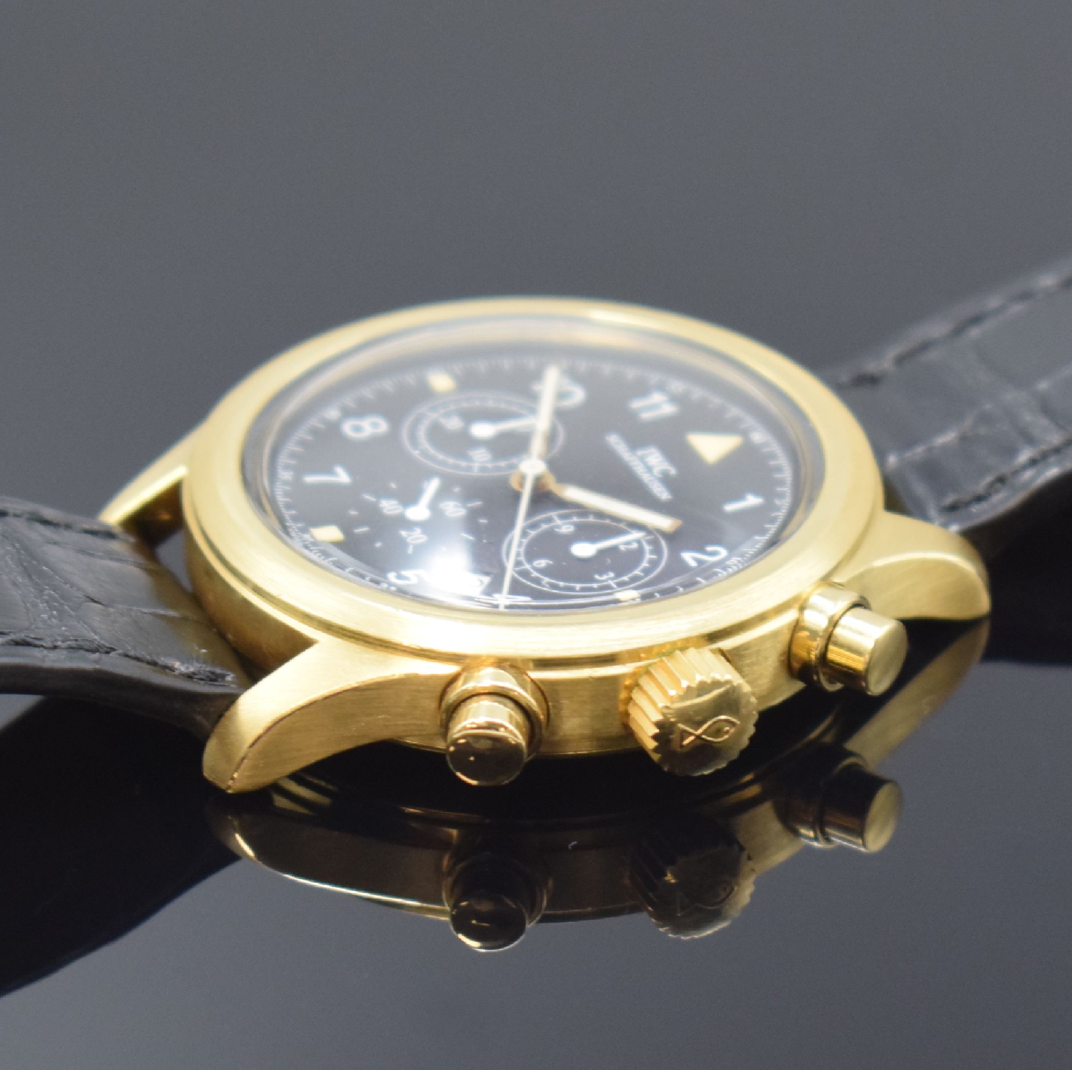 Detail d: IWC seltene Herrenarmbanduhr "Der Fliegerchronograph" in GG 750/000 Referenz 3740, Schweiz um 1995, quarz, Lederband m. orig. GG 750/000 ...