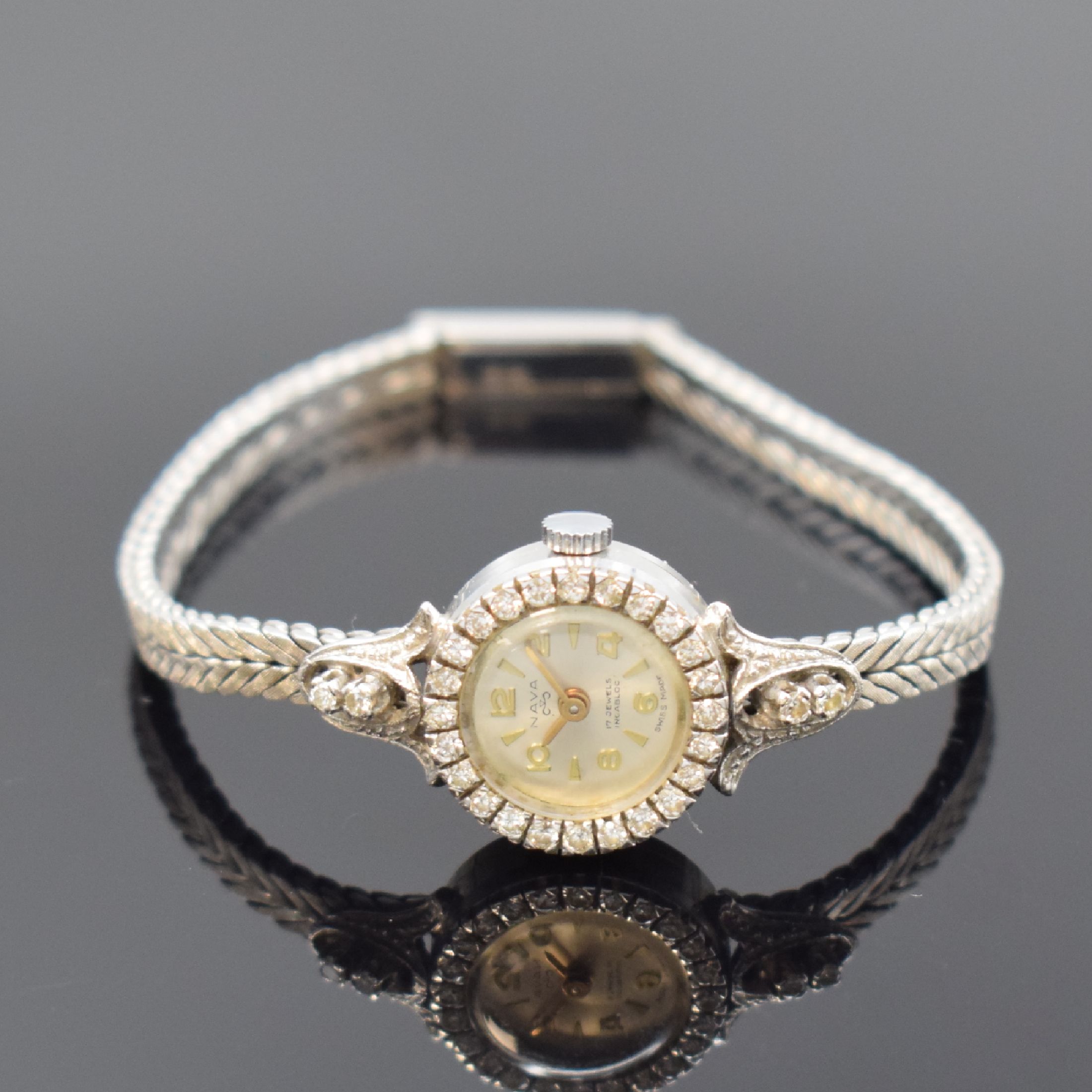 NAVA Damengolduhr in WG 750/000 mit Diamanten, Schweiz um 1965, Handaufzug, Boden aufgedr., Lünette aufw. m. Diamanten bes., silb. Zifferbl. m. ...