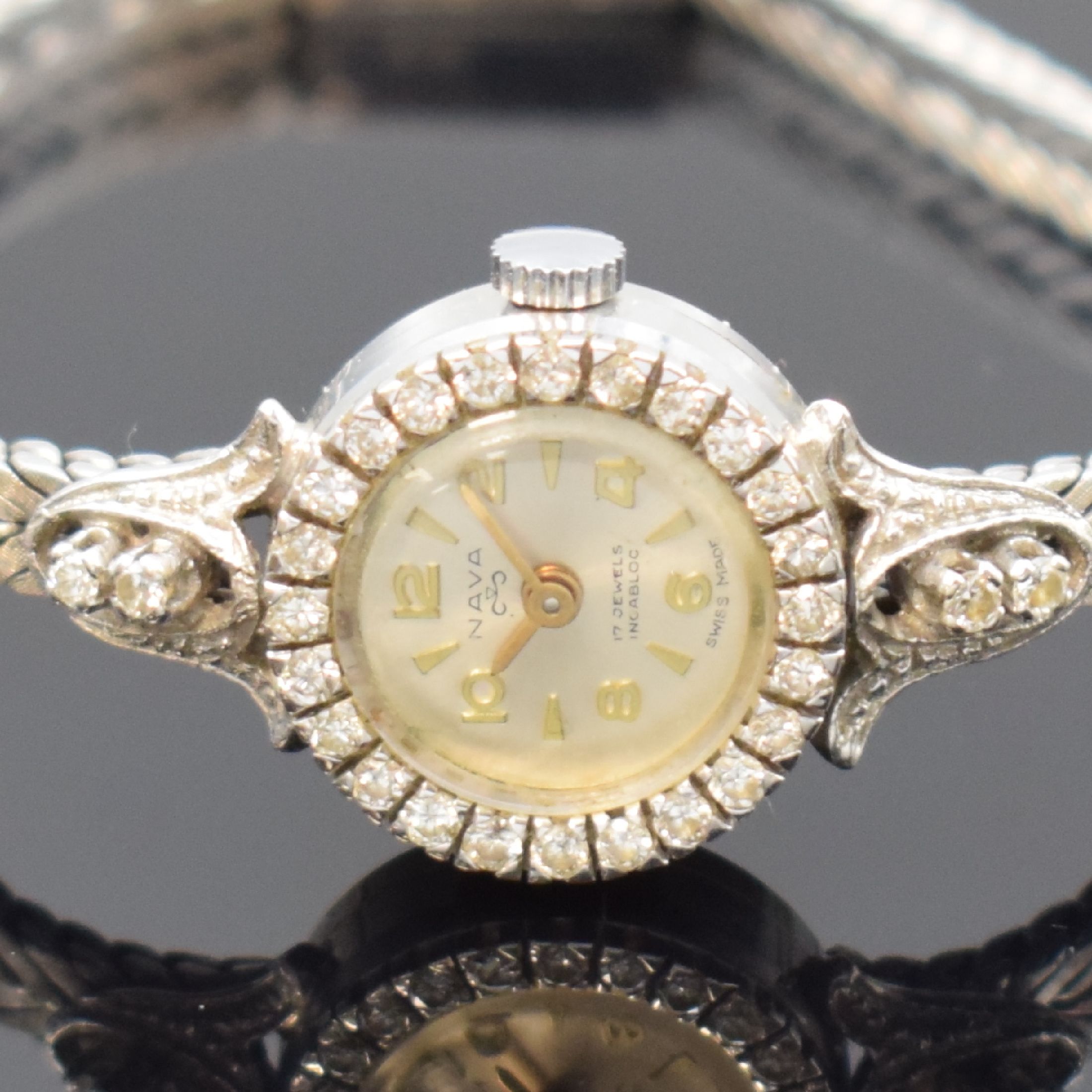 Detail a: NAVA Damengolduhr in WG 750/000 mit Diamanten, Schweiz um 1965, Handaufzug, Boden aufgedr., Lünette aufw. m. Diamanten bes., silb. Zifferbl. m. ...