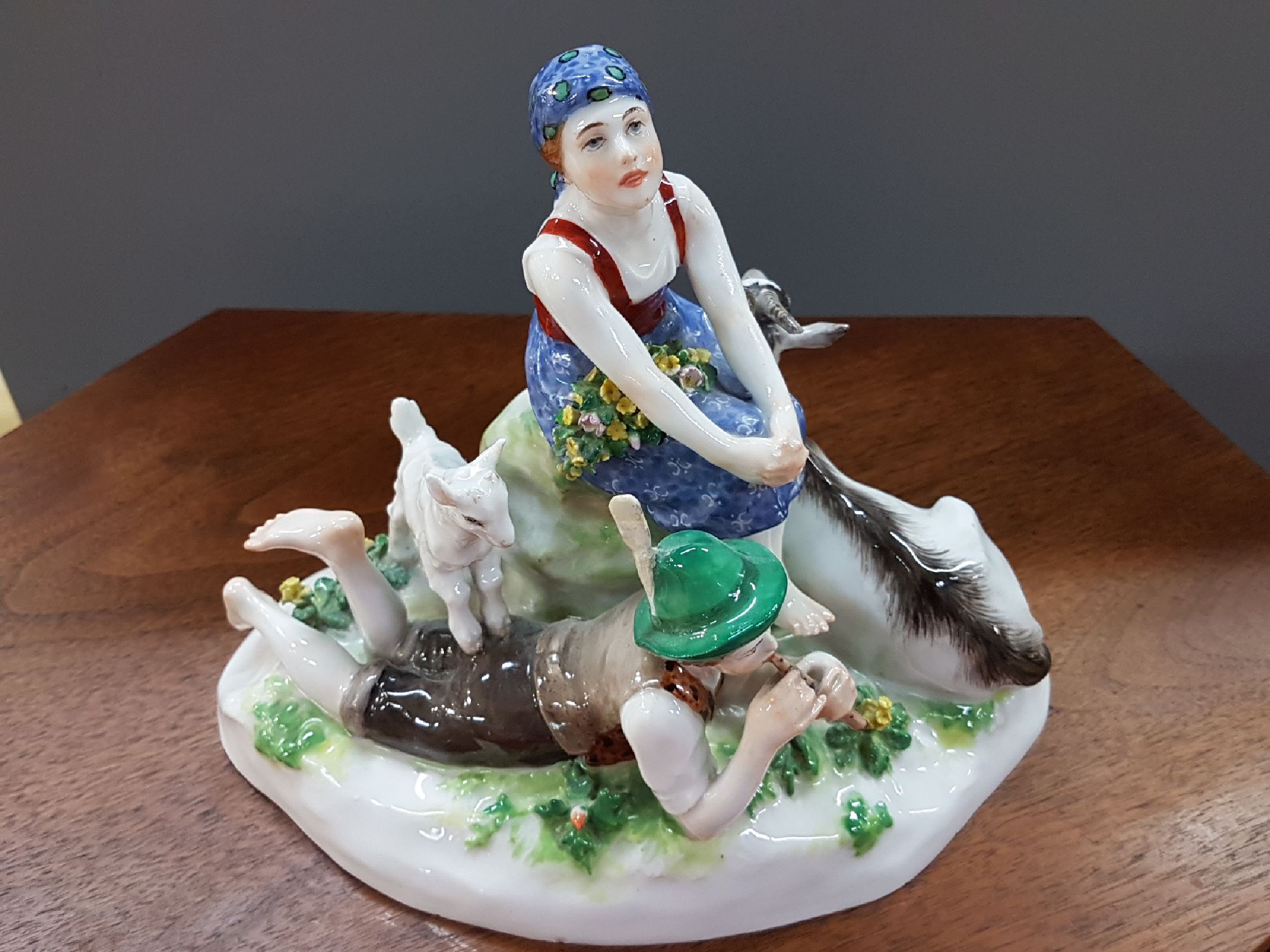 Detail a: Porzellangruppe, Meissen, um 1905-23, Entwurf Erich Hösel, Modell V 124, "Der Frühling", Hirtenjunge und Mädchen mit Blumen, Ziege und ...