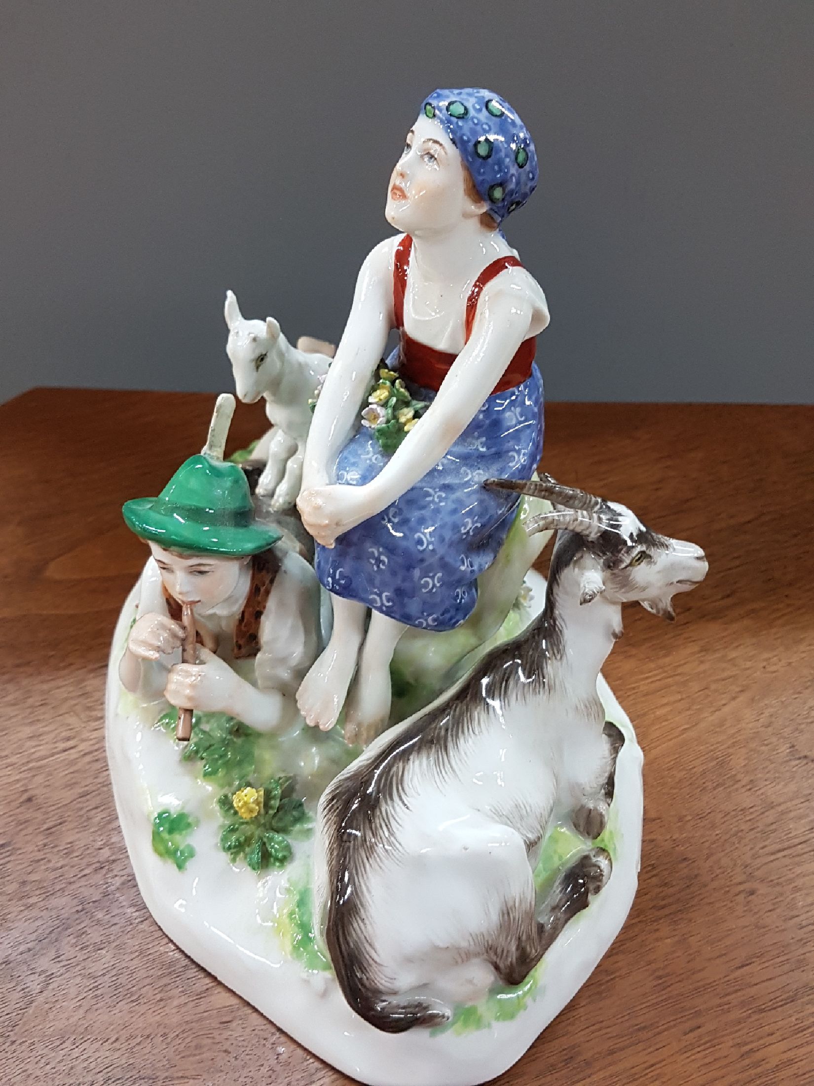 Detail b: Porzellangruppe, Meissen, um 1905-23, Entwurf Erich Hösel, Modell V 124, "Der Frühling", Hirtenjunge und Mädchen mit Blumen, Ziege und ...