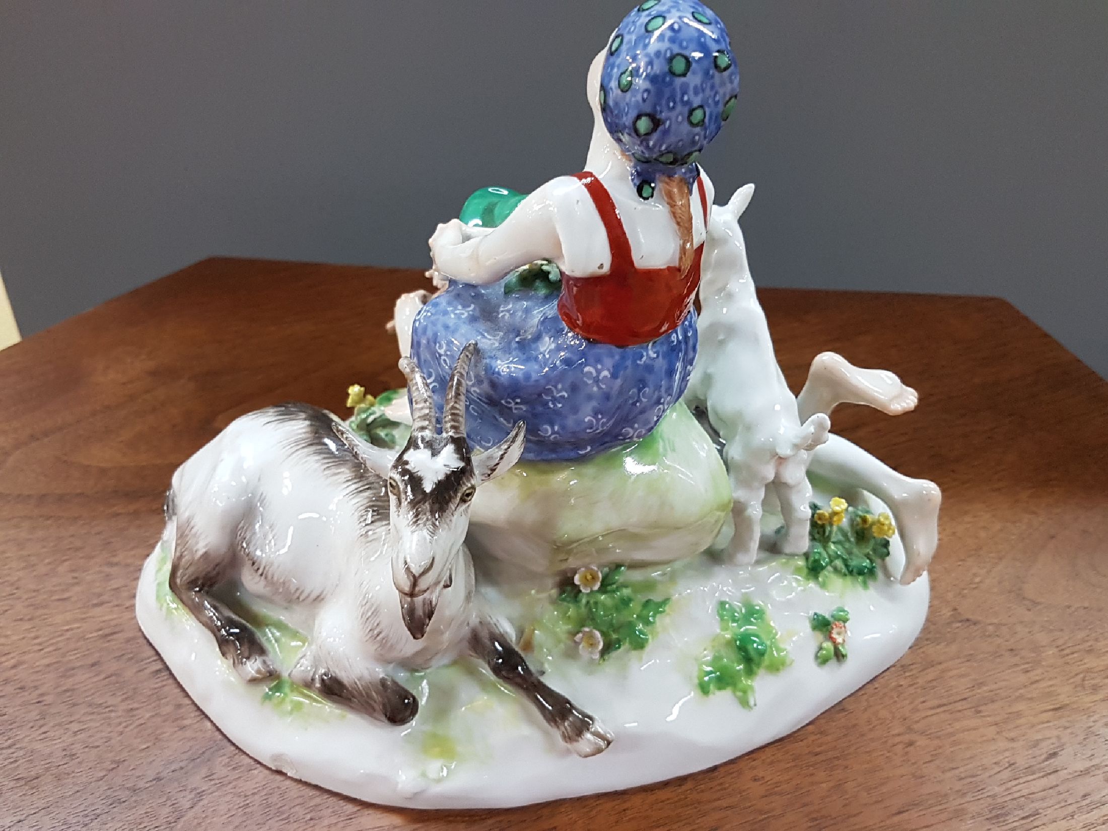 Detail c: Porzellangruppe, Meissen, um 1905-23, Entwurf Erich Hösel, Modell V 124, "Der Frühling", Hirtenjunge und Mädchen mit Blumen, Ziege und ...