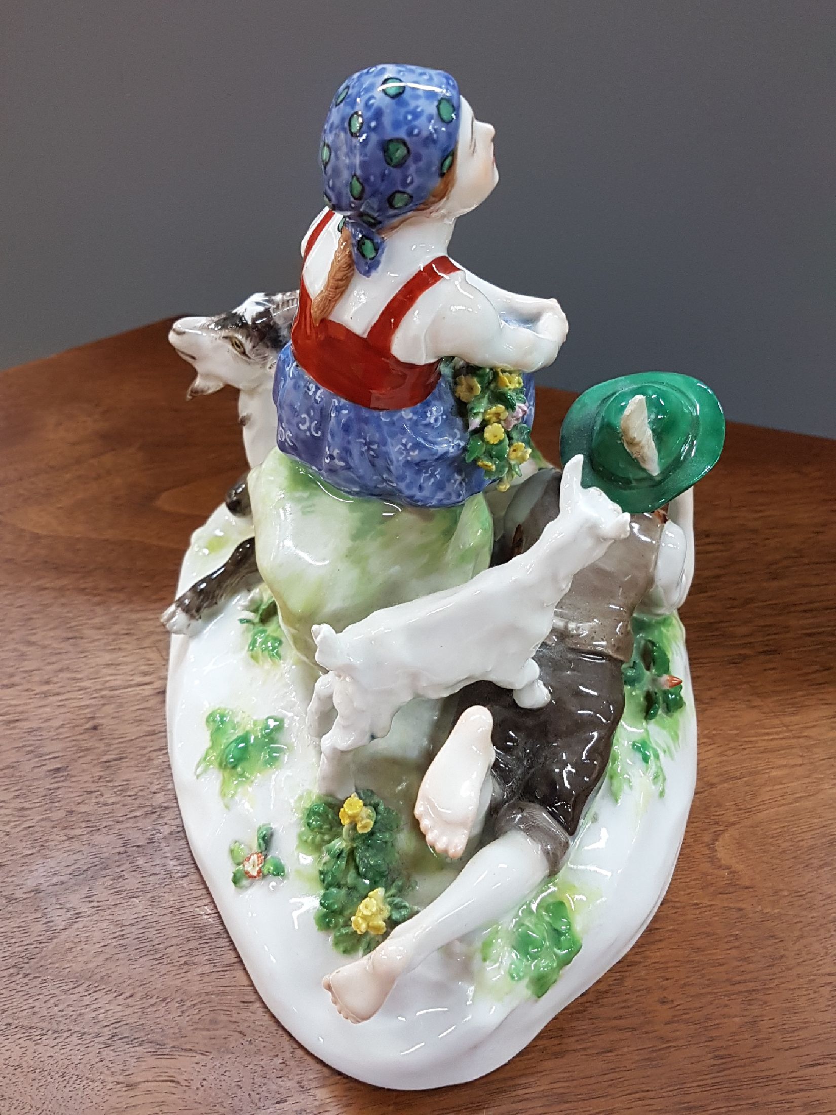 Detail d: Porzellangruppe, Meissen, um 1905-23, Entwurf Erich Hösel, Modell V 124, "Der Frühling", Hirtenjunge und Mädchen mit Blumen, Ziege und ...