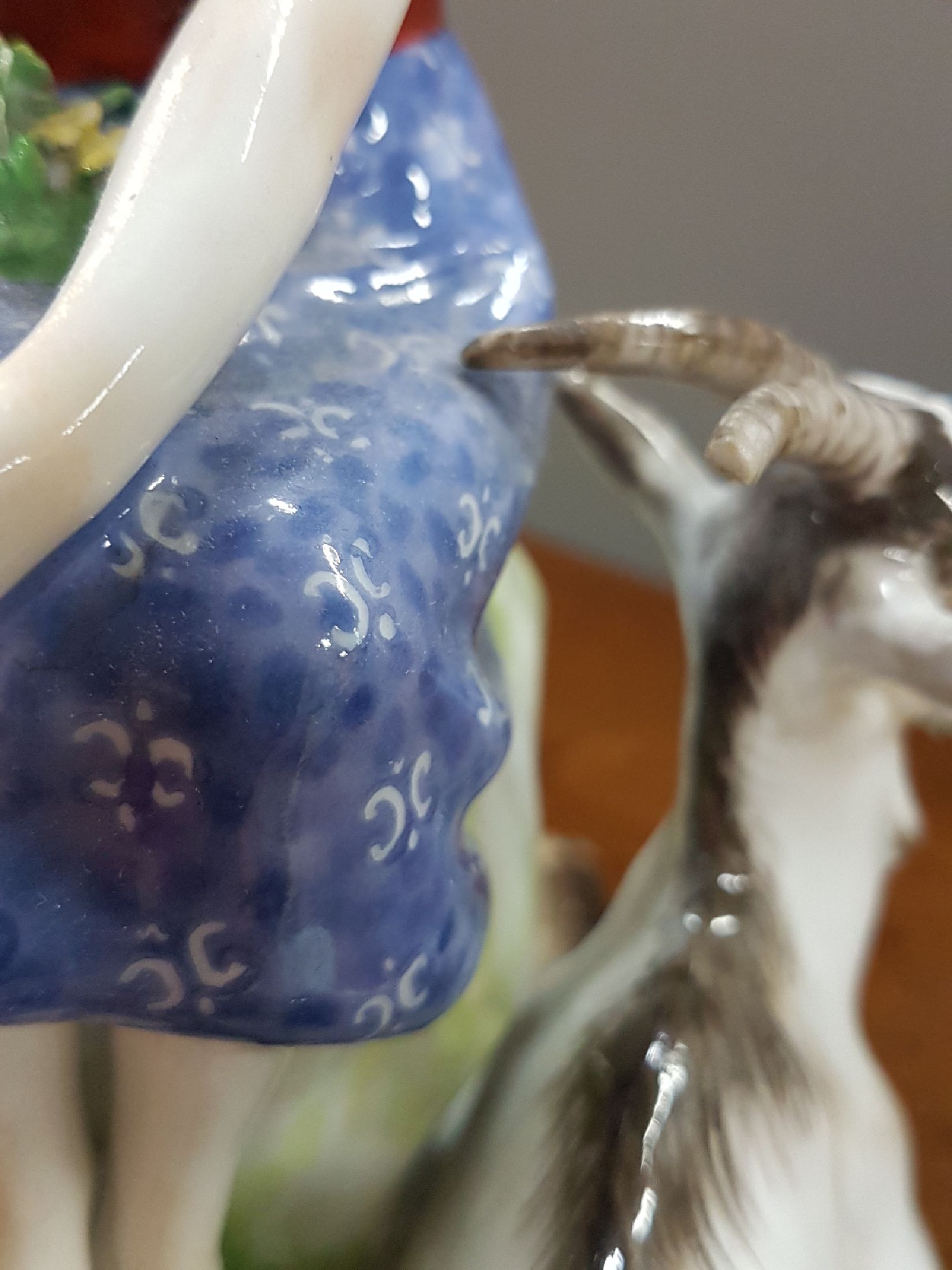 Detail e: Porzellangruppe, Meissen, um 1905-23, Entwurf Erich Hösel, Modell V 124, "Der Frühling", Hirtenjunge und Mädchen mit Blumen, Ziege und ...