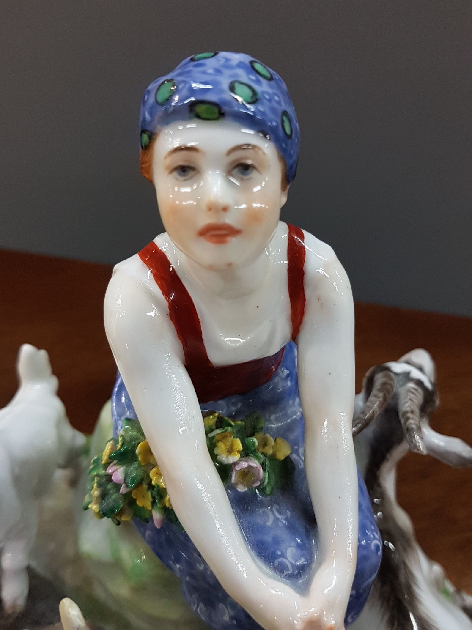 Detail f: Porzellangruppe, Meissen, um 1905-23, Entwurf Erich Hösel, Modell V 124, "Der Frühling", Hirtenjunge und Mädchen mit Blumen, Ziege und ...