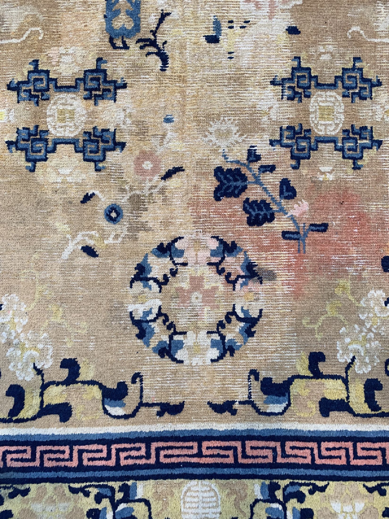 Detail b: Antiker Ning-Hsia, Westchina, 19.Jhd, Wolleauf Baumwolle, ca. 303 x 160 cm, EHZ: 3, (AlteRestaurierungen).
