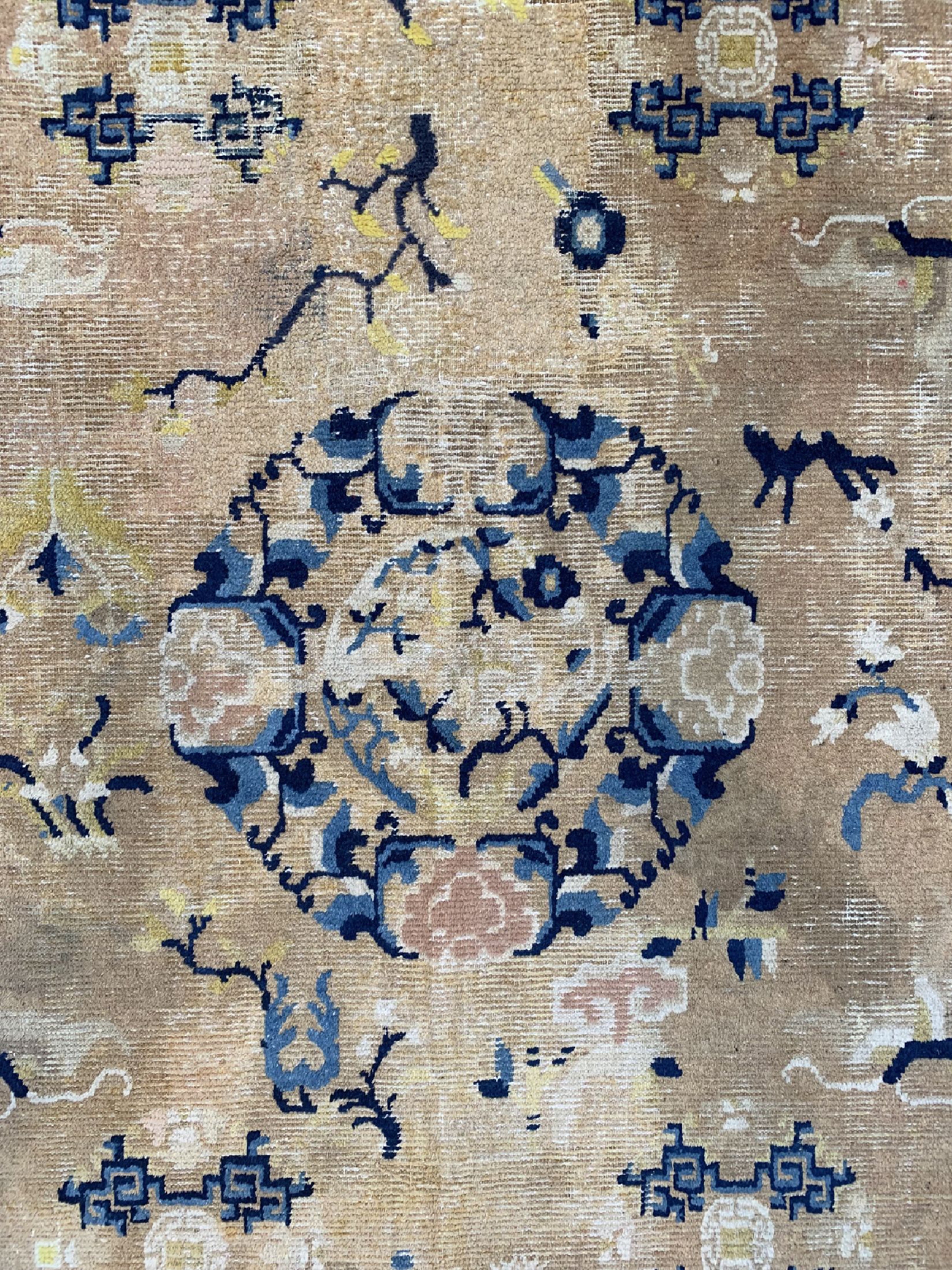 Detail c: Antiker Ning-Hsia, Westchina, 19.Jhd, Wolleauf Baumwolle, ca. 303 x 160 cm, EHZ: 3, (AlteRestaurierungen).