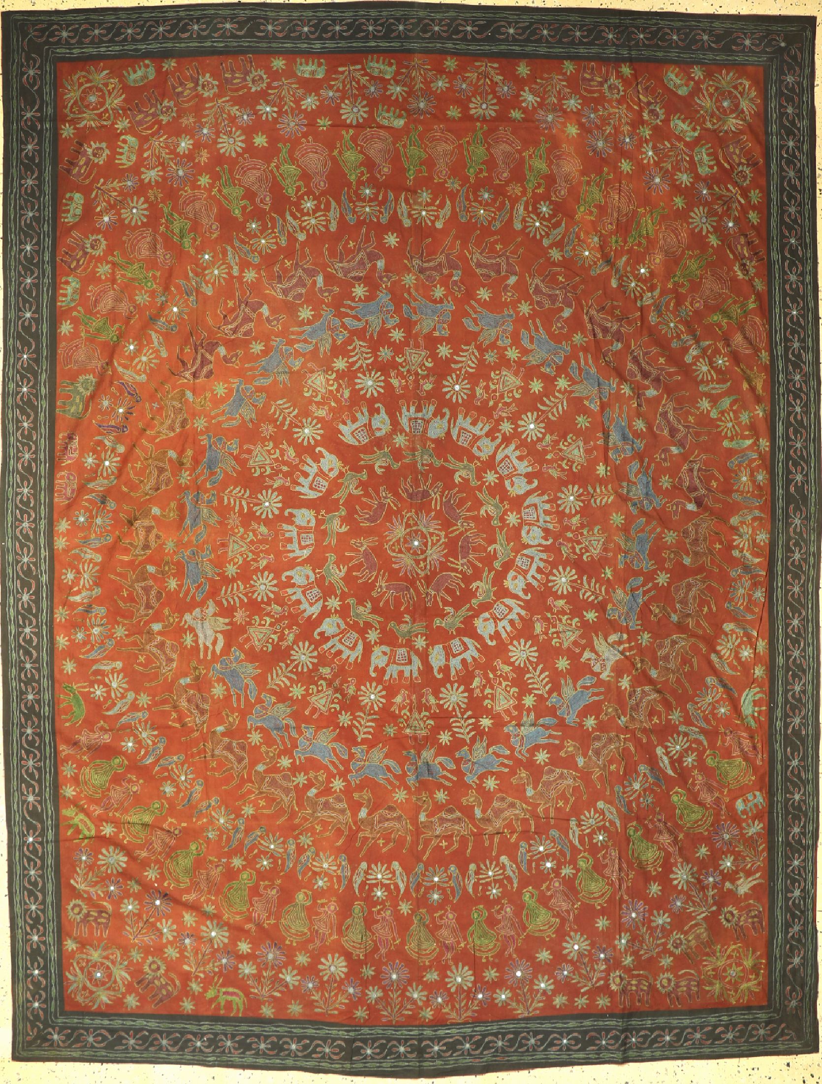 Indische Stickerei, Indien, um 1950, Seide-Baumwollstickerei, ca. 280 x 220 cm, EHZ: 1-2, (paar kleine Flecken)