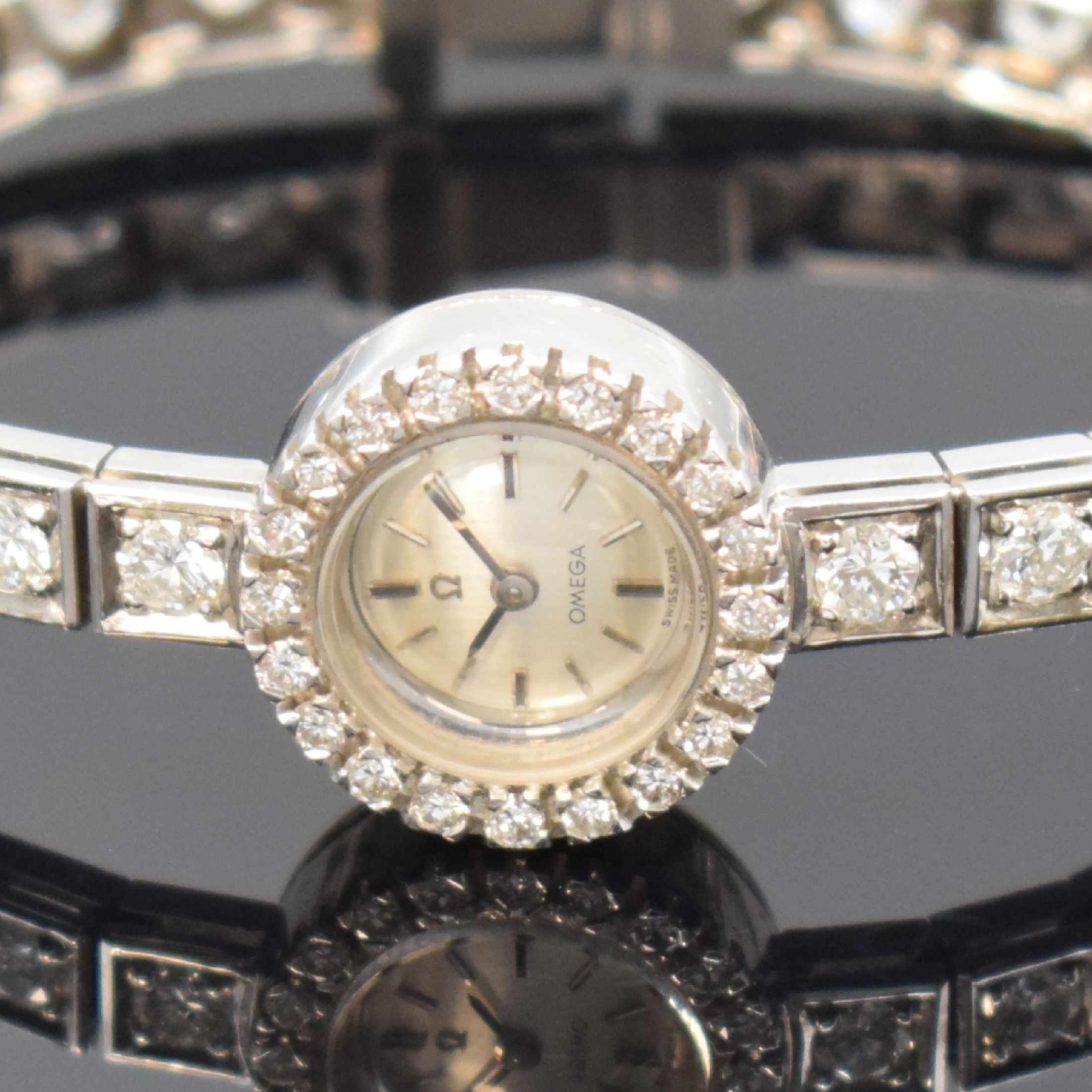 Detail a: OMEGA ausgefallene Damenarmbanduhr mit aufwendigem Diamantenbesatz in WG 750/000, Schweiz um 1963, Handaufzug, sog. Backwinder, 2-teil. Geh., Boden ...