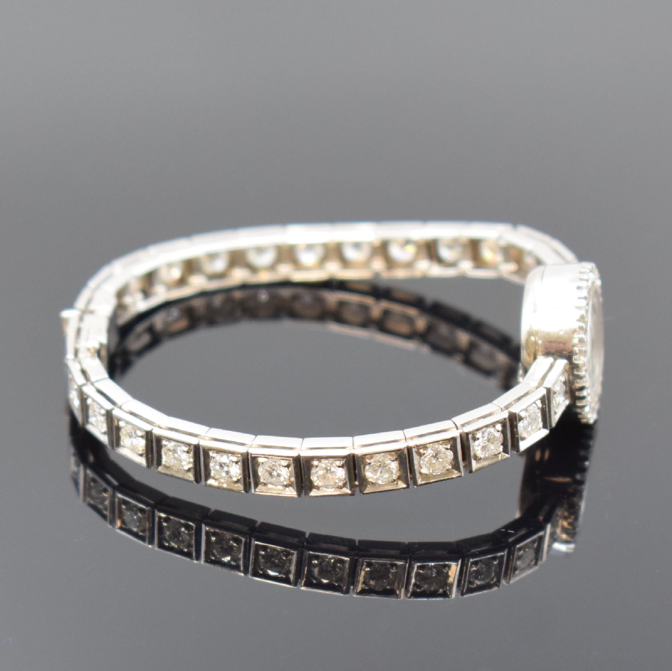 Detail b: OMEGA ausgefallene Damenarmbanduhr mit aufwendigem Diamantenbesatz in WG 750/000, Schweiz um 1963, Handaufzug, sog. Backwinder, 2-teil. Geh., Boden ...