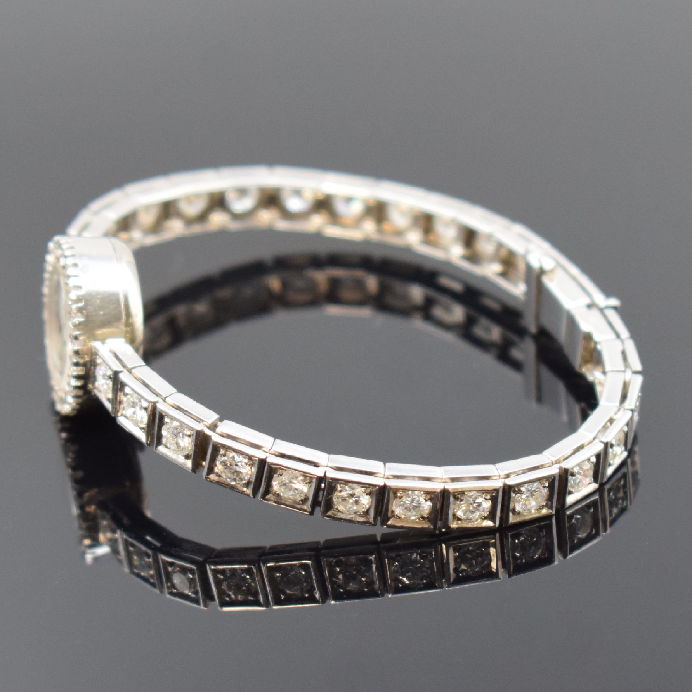 Detail c: OMEGA ausgefallene Damenarmbanduhr mit aufwendigem Diamantenbesatz in WG 750/000, Schweiz um 1963, Handaufzug, sog. Backwinder, 2-teil. Geh., Boden ...