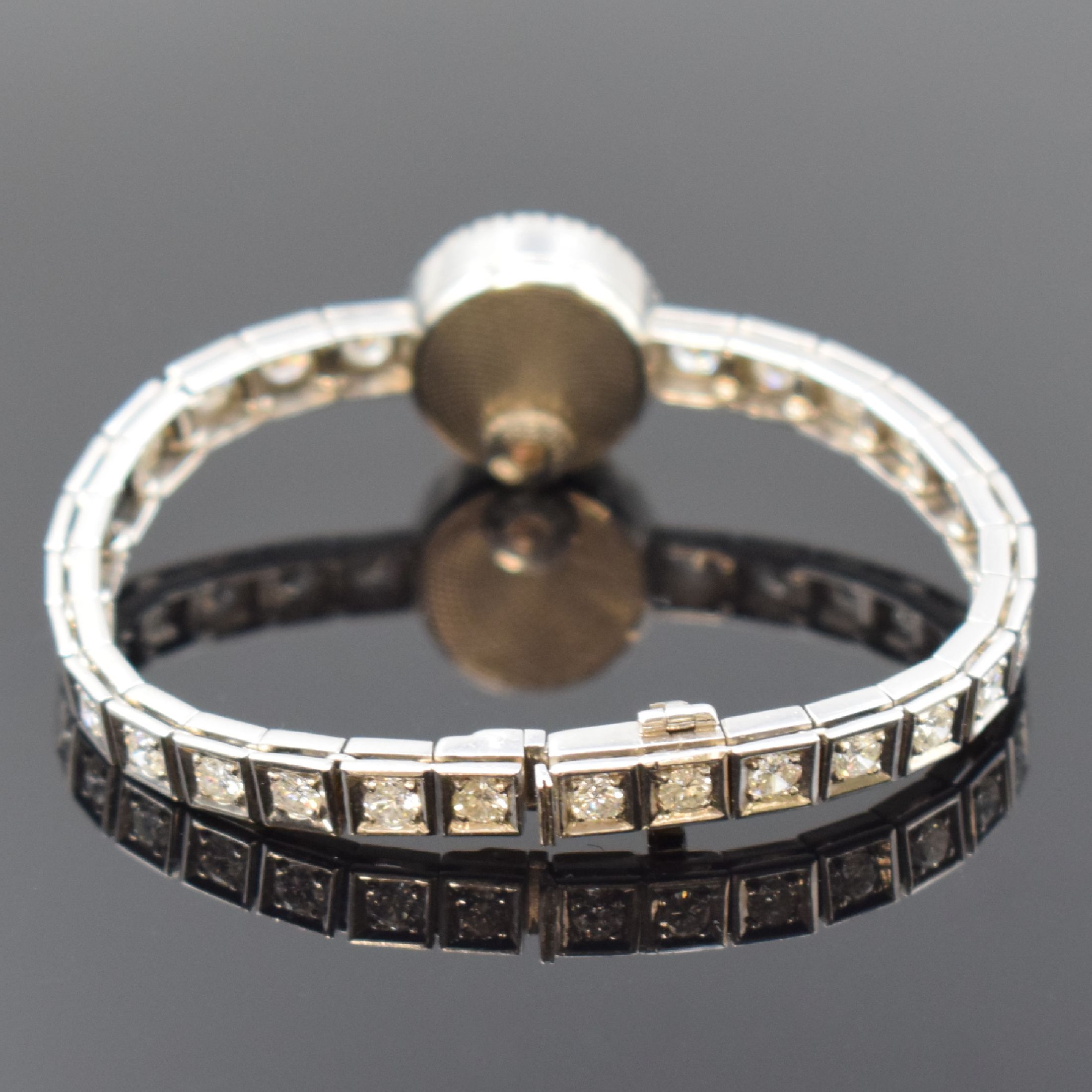 Detail d: OMEGA ausgefallene Damenarmbanduhr mit aufwendigem Diamantenbesatz in WG 750/000, Schweiz um 1963, Handaufzug, sog. Backwinder, 2-teil. Geh., Boden ...